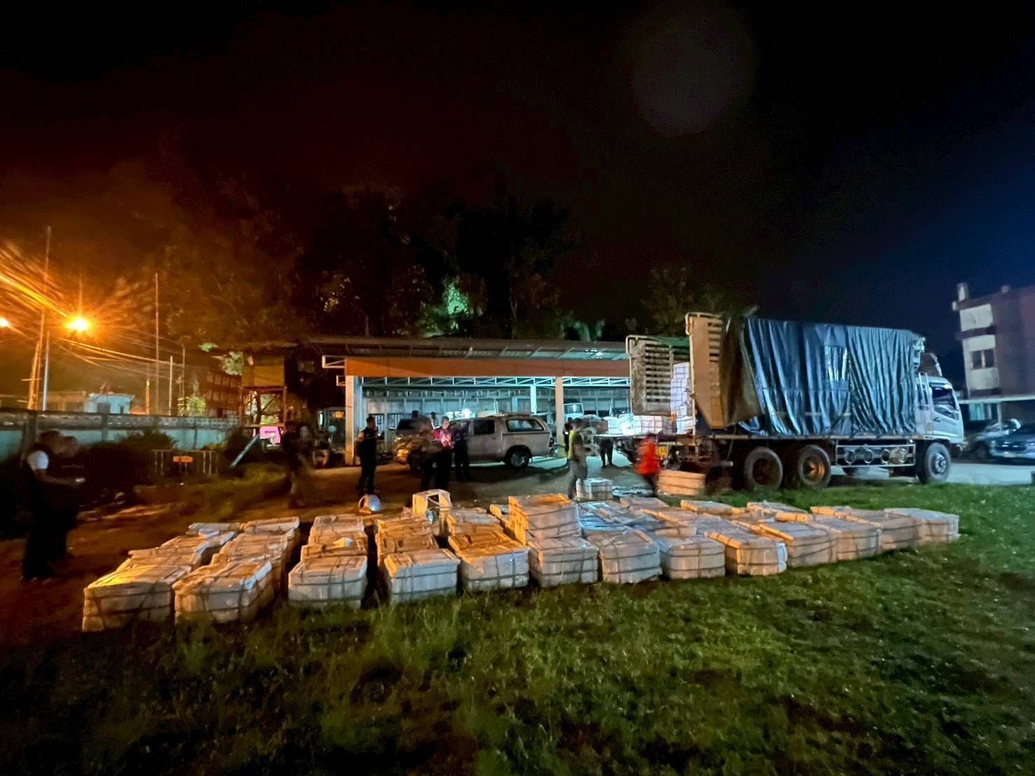 กรมประมงสกัดจับผู้ลักลอบนำเข้าปลากะพงขาวจำนวน 7,536 กิโลกรัม มูลค่ากว่า 6 แสนบาท ได้ที่ด่านสุไหงโกลก 10 487484