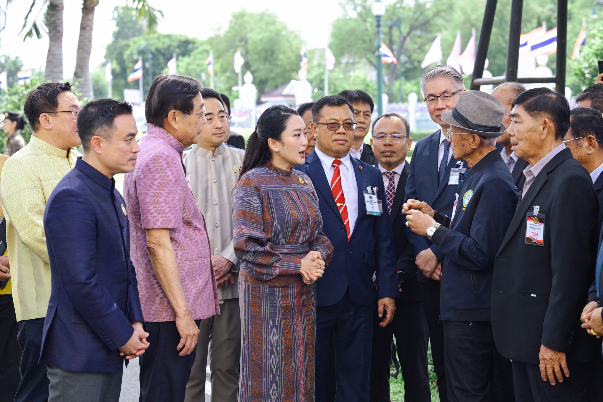 นายกรัฐมนตรีพบชาวไร่อ้อย รับข้อเสนอราคาอ้อย มอบ รมว.อุตสาหกรรม แก้ปัญหาราคา 5 506089770 1139188398243890 3064128394382764565 n