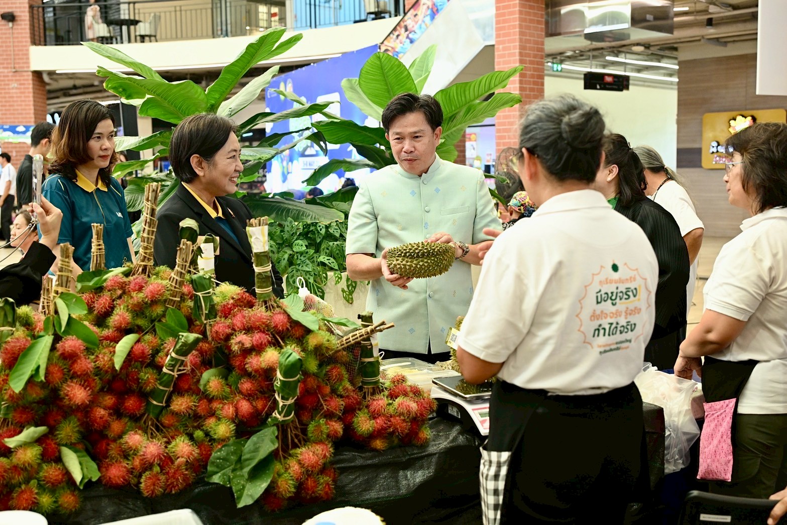 รองปลัดเกษตรฯ ชวนช็อปสินค้าคุณภาพ “1 ท้องถิ่น 1 สินค้าเกษตรมูลค่าสูง” 5-8 มิ.ย. นี้ ณ ลานกิจกรรมชั้น 1 ศูนย์การค้าเดอะคริสตัล ชัยพฤกษ์ จ.นนทบุรี 6 7