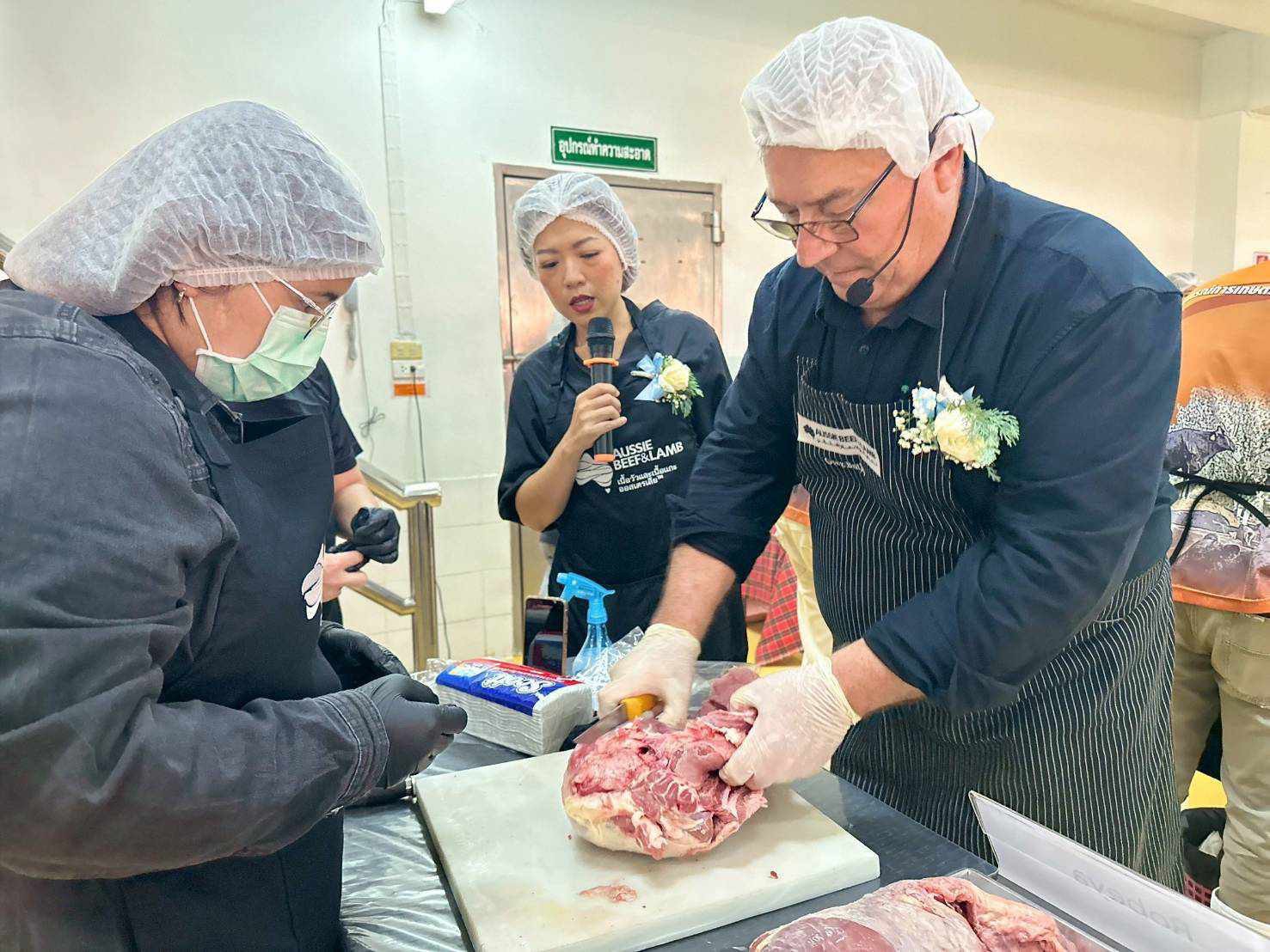 Master Butcher รอบที่ 2 ที่เชียงใหม่ ผู้อบรมร่วมเรียนรู้ ยกระดับโคเนื้อไทยสู่ตลาดโลก โดยทีมวิทยากรจาก ออสเตรเลีย 8 S 14188689