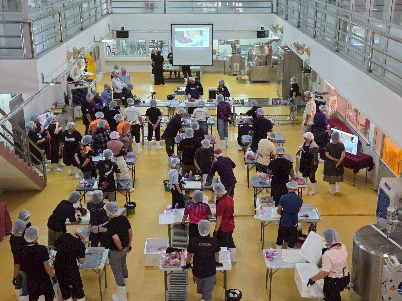 Master Butcher รอบที่ 2 ที่เชียงใหม่ ผู้อบรมร่วมเรียนรู้ ยกระดับโคเนื้อไทยสู่ตลาดโลก โดยทีมวิทยากรจาก ออสเตรเลีย 9 S 14188690