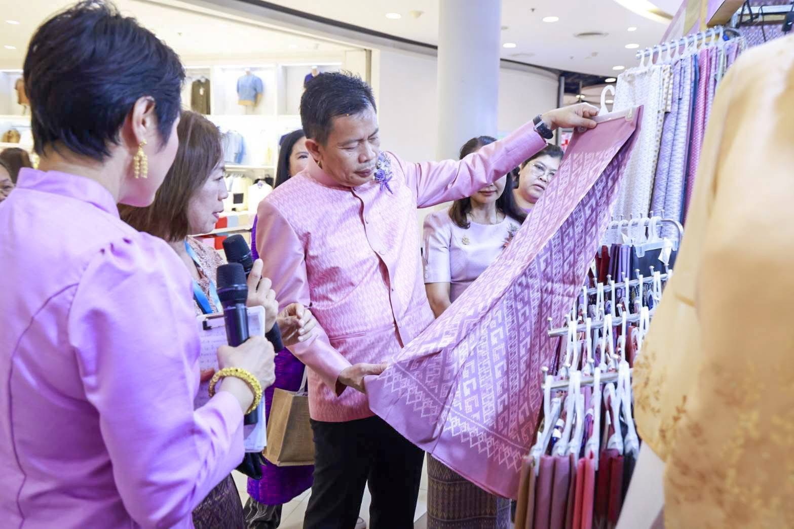 กรมหม่อนไหมจัดงาน “Silk and Mulberry: Threads of Culture” ผลักดันผ้าไหมไทยสู่ตลาดสมัยใหม่ ระหว่างวันที่ 16–22 มิถุนายน 2568 ณ ศูนย์การค้าเซ็นทรัล ชลบุรี 6 S 14336008