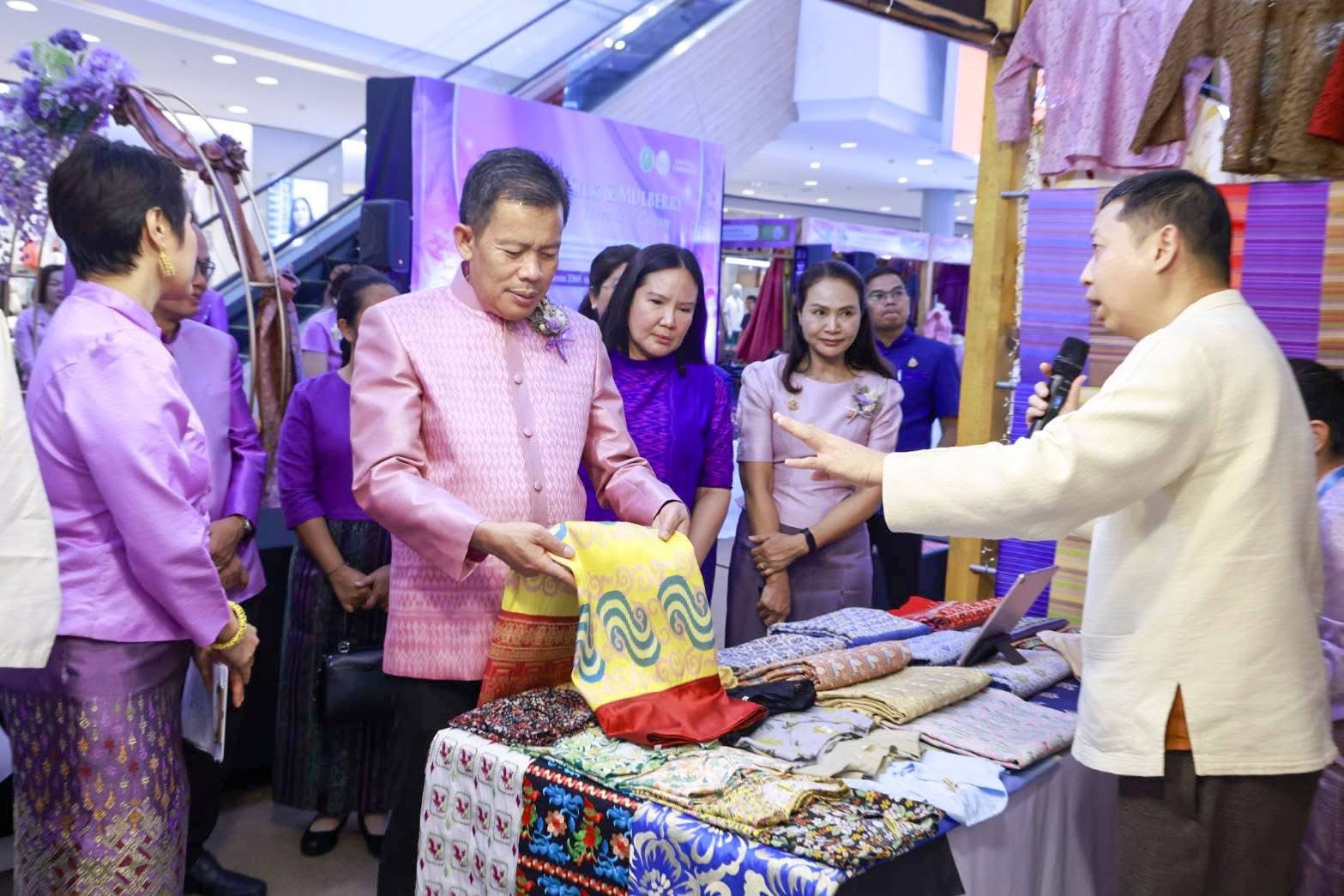 กรมหม่อนไหมจัดงาน “Silk and Mulberry: Threads of Culture” ผลักดันผ้าไหมไทยสู่ตลาดสมัยใหม่ ระหว่างวันที่ 16–22 มิถุนายน 2568 ณ ศูนย์การค้าเซ็นทรัล ชลบุรี 7 S 14336009