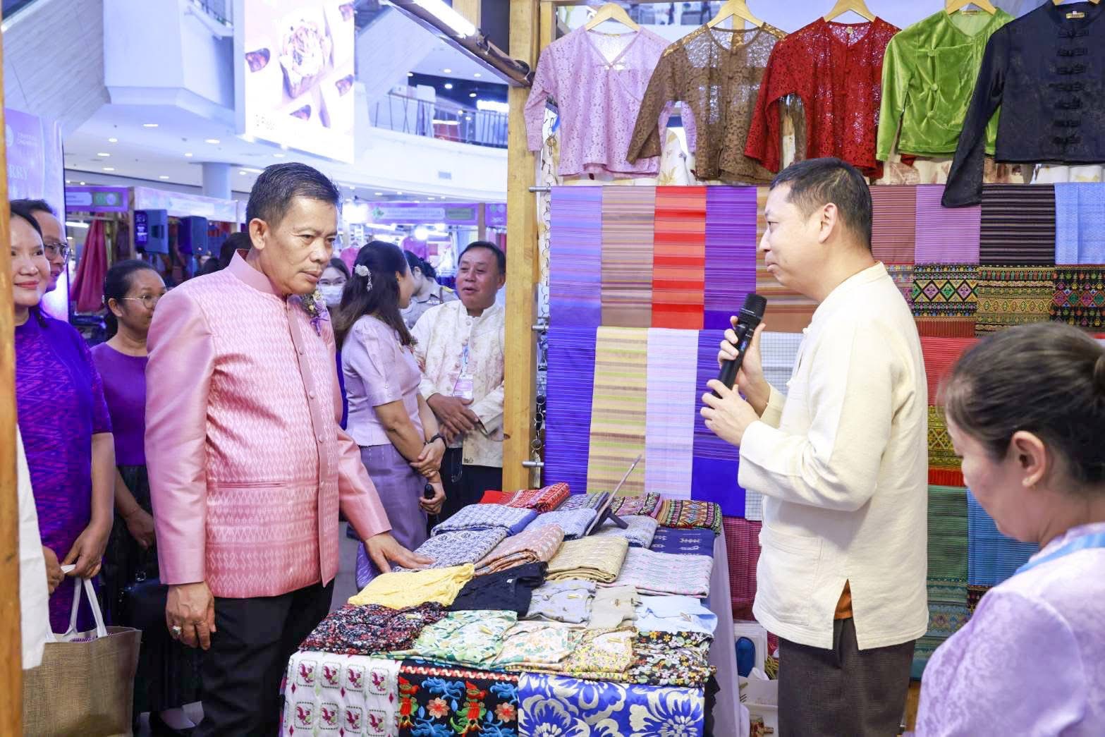 กรมหม่อนไหมจัดงาน “Silk and Mulberry: Threads of Culture” ผลักดันผ้าไหมไทยสู่ตลาดสมัยใหม่ ระหว่างวันที่ 16–22 มิถุนายน 2568 ณ ศูนย์การค้าเซ็นทรัล ชลบุรี 8 S 14336010