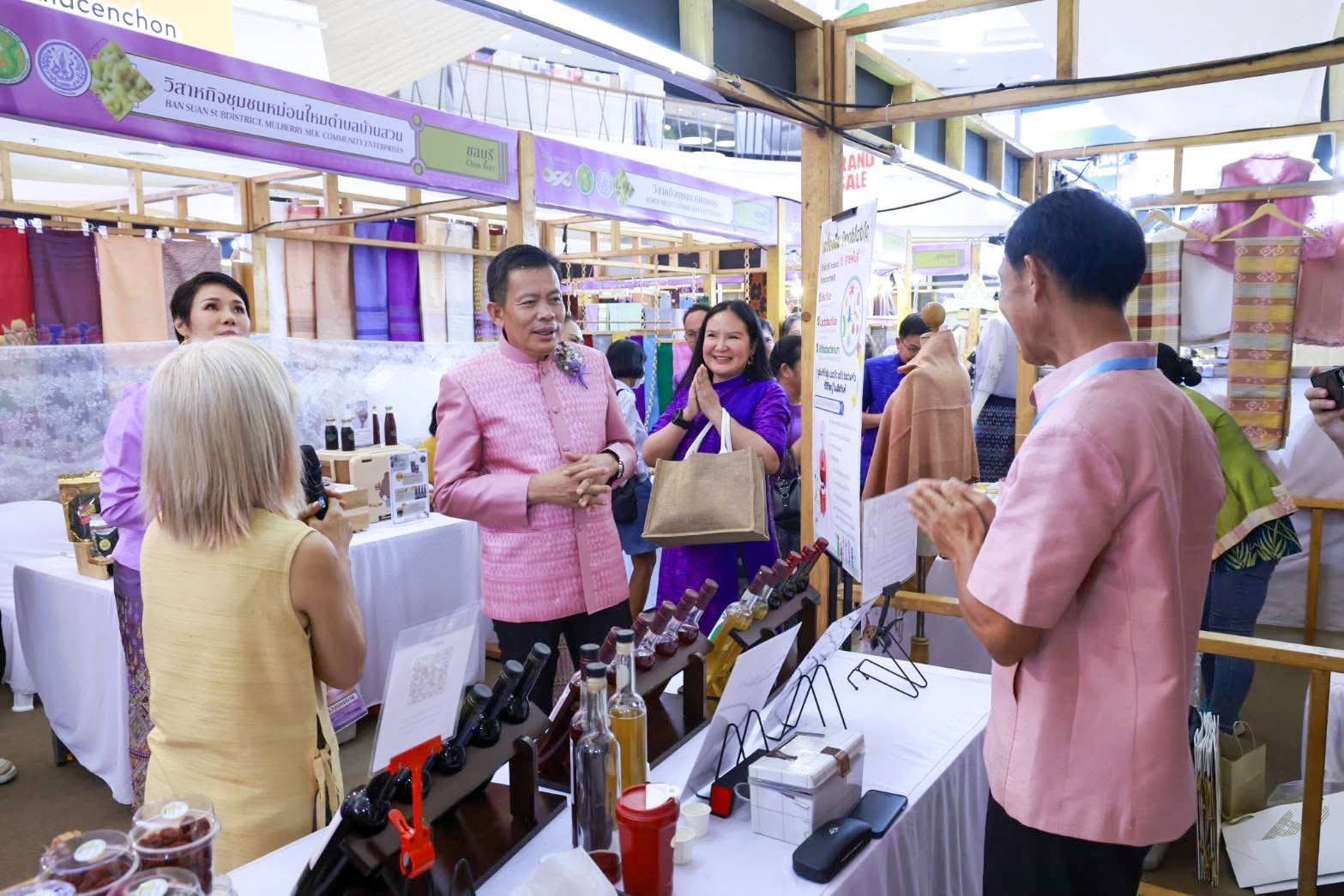 กรมหม่อนไหมจัดงาน “Silk and Mulberry: Threads of Culture” ผลักดันผ้าไหมไทยสู่ตลาดสมัยใหม่ ระหว่างวันที่ 16–22 มิถุนายน 2568 ณ ศูนย์การค้าเซ็นทรัล ชลบุรี 9 S 14336011