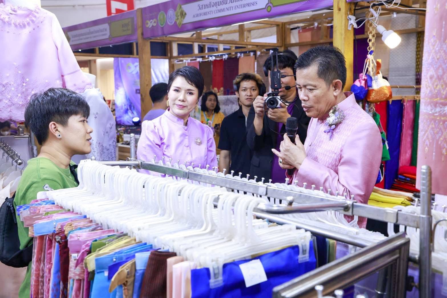 กรมหม่อนไหมจัดงาน “Silk and Mulberry: Threads of Culture” ผลักดันผ้าไหมไทยสู่ตลาดสมัยใหม่ ระหว่างวันที่ 16–22 มิถุนายน 2568 ณ ศูนย์การค้าเซ็นทรัล ชลบุรี 10 S 14336012