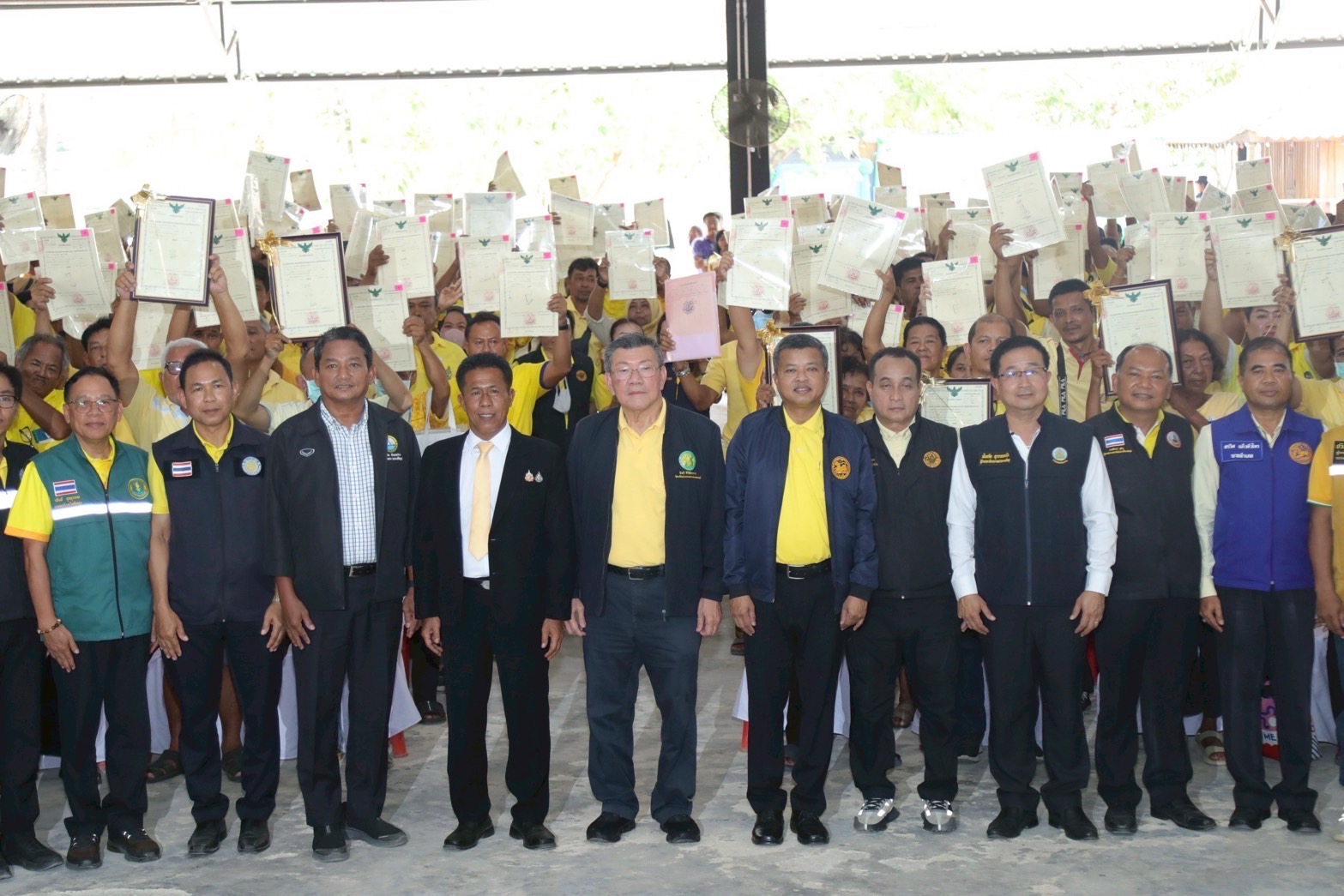 “รมช.อิทธิ” ลุยต่อเนื่อง เดินหน้ามอบ ‘โฉนดเพื่อการเกษตร’ จ.พัทลุง ผลักดันเพิ่มโอกาสเข้าถึงแหล่งเงินทุนพัฒนาอาชีพและที่ดินอย่างยั่งยืน 2 S 18399350