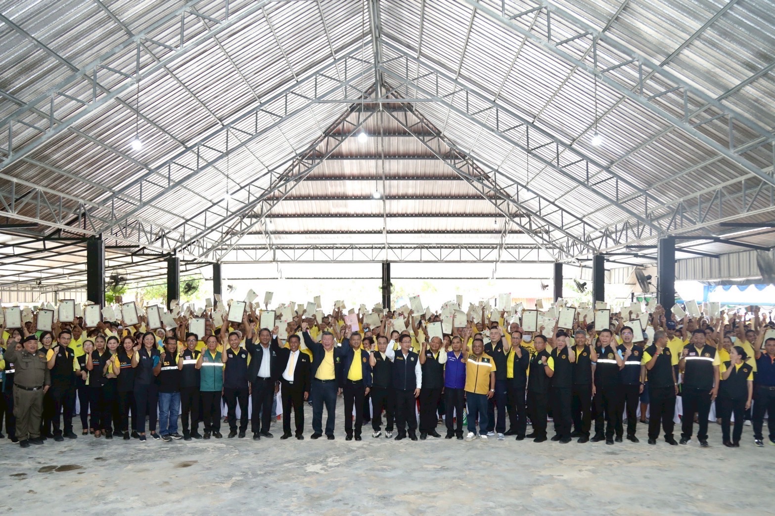 “รมช.อิทธิ” ลุยต่อเนื่อง เดินหน้ามอบ ‘โฉนดเพื่อการเกษตร’ จ.พัทลุง ผลักดันเพิ่มโอกาสเข้าถึงแหล่งเงินทุนพัฒนาอาชีพและที่ดินอย่างยั่งยืน 3 S 18399351