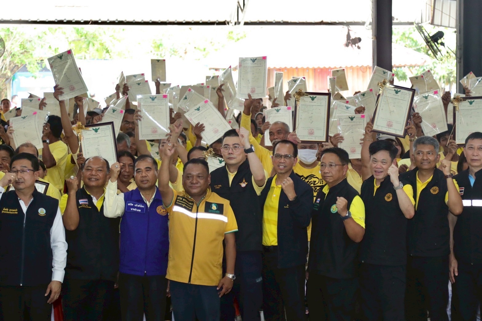 “รมช.อิทธิ” ลุยต่อเนื่อง เดินหน้ามอบ ‘โฉนดเพื่อการเกษตร’ จ.พัทลุง ผลักดันเพิ่มโอกาสเข้าถึงแหล่งเงินทุนพัฒนาอาชีพและที่ดินอย่างยั่งยืน 4 S 18399353