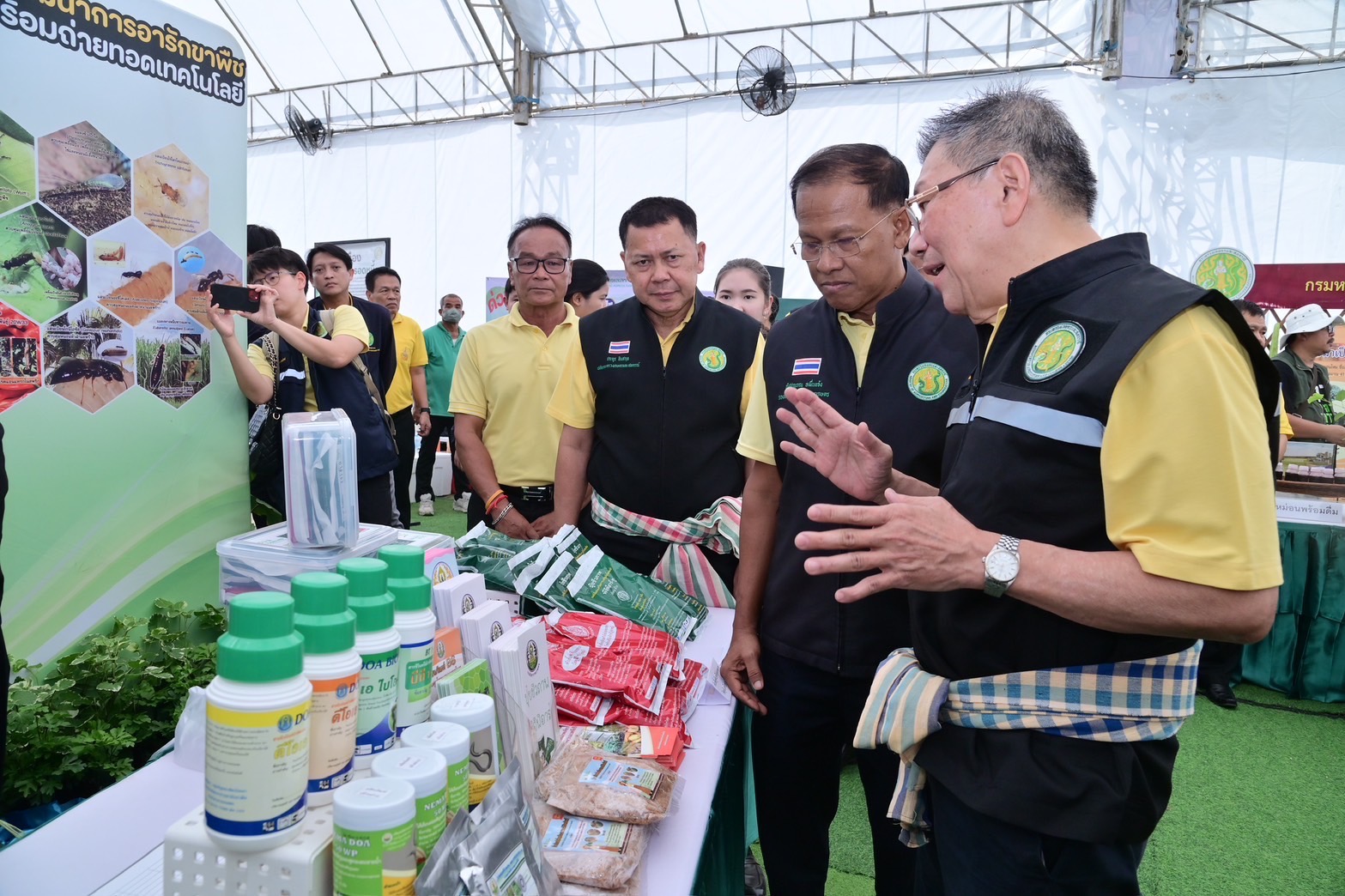 รมช.อิทธิ เปิดงาน Field Day สุพรรณบุรี มุ่งถ่ายทอดเทคโนโลยีขยายศักยภาพการผลิตเมล็ดพันธุ์ข้าว ปั้นเกษตรกรรายย่อย หนุนเกษตรแปลงใหญ่ ขับเคลื่อนข้าวคุณภาพดี สร้างโอกาสส่งออกสู่ตลาดโลก 12 S 37806126