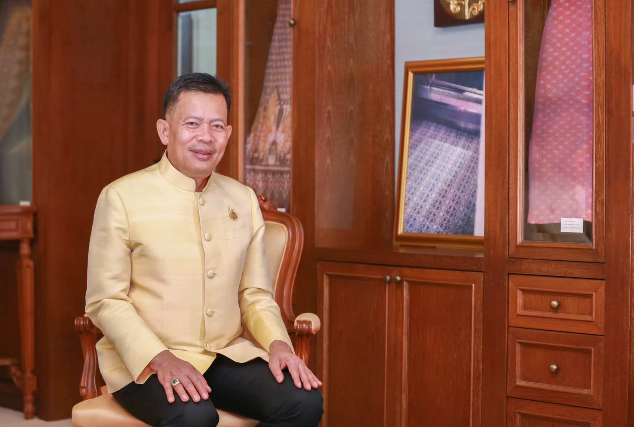 กรมหม่อนไหม เปิดตัวแหล่งท่องเที่ยวเชิงเกษตรด้านหม่อนไหม “แต้มตะกอ” ผ้าไหมลายโบราณบ้านโคกหม้อจ.อุทัยธานี สร้างรายได้และอนุรักษ์ภูมิปัญญาท้องถิ่น พร้อมถ่ายทอดองค์ความรู้การปลูกหม่อนเลี้ยงไหม และการทอผ้าไหมไทยให้กับนักท่องเที่ยวและชุมชนอย่างยั่งยืน 2 S 3900240