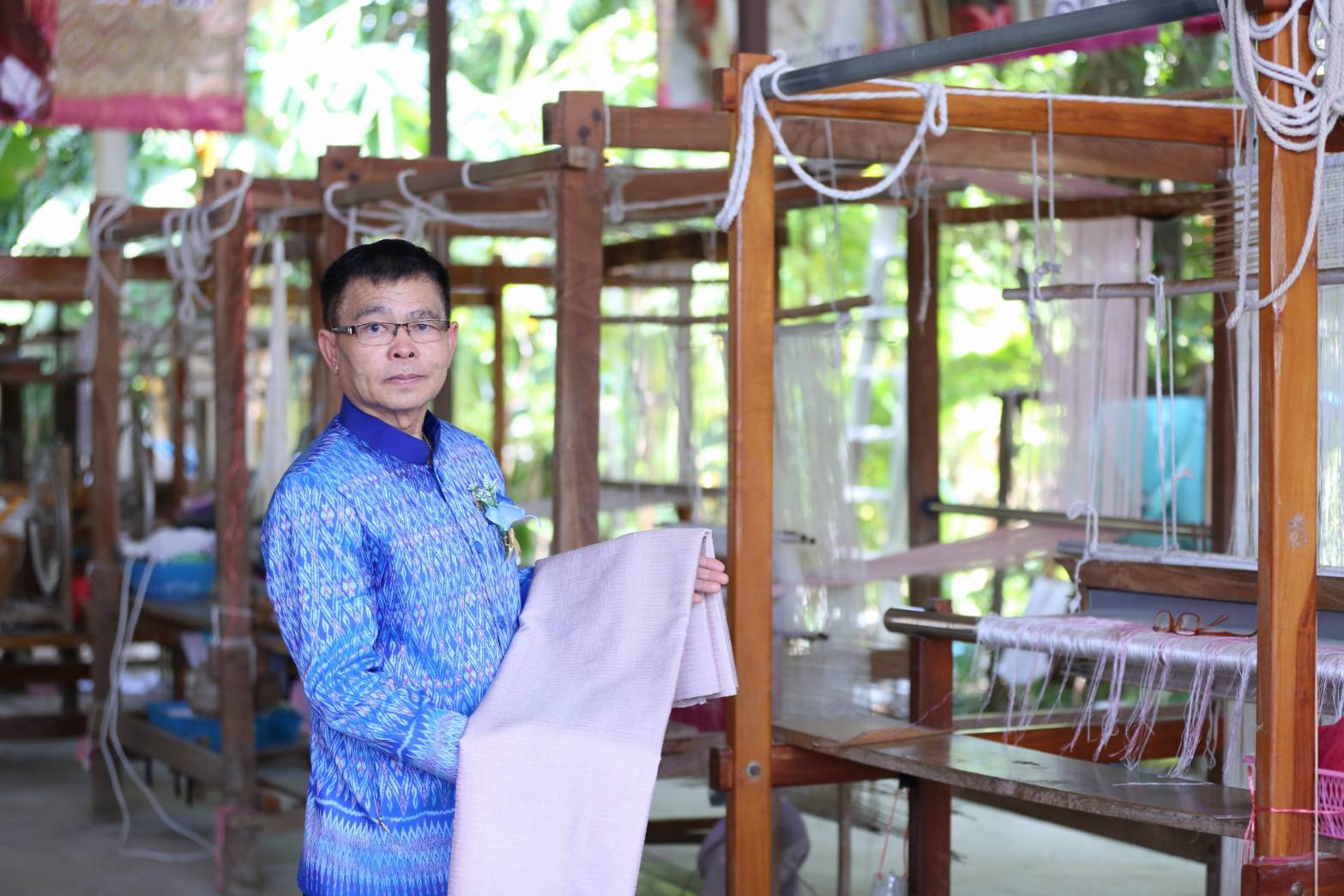 กรมหม่อนไหม เปิดตัวแหล่งท่องเที่ยวเชิงเกษตรด้านหม่อนไหม “แต้มตะกอ” ผ้าไหมลายโบราณบ้านโคกหม้อจ.อุทัยธานี สร้างรายได้และอนุรักษ์ภูมิปัญญาท้องถิ่น พร้อมถ่ายทอดองค์ความรู้การปลูกหม่อนเลี้ยงไหม และการทอผ้าไหมไทยให้กับนักท่องเที่ยวและชุมชนอย่างยั่งยืน 3 S 3900272