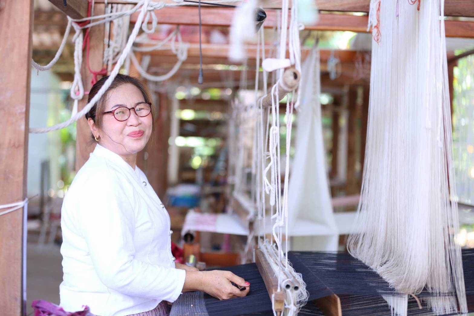 กรมหม่อนไหม เปิดตัวแหล่งท่องเที่ยวเชิงเกษตรด้านหม่อนไหม “แต้มตะกอ” ผ้าไหมลายโบราณบ้านโคกหม้อจ.อุทัยธานี สร้างรายได้และอนุรักษ์ภูมิปัญญาท้องถิ่น พร้อมถ่ายทอดองค์ความรู้การปลูกหม่อนเลี้ยงไหม และการทอผ้าไหมไทยให้กับนักท่องเที่ยวและชุมชนอย่างยั่งยืน 4 S 3900283