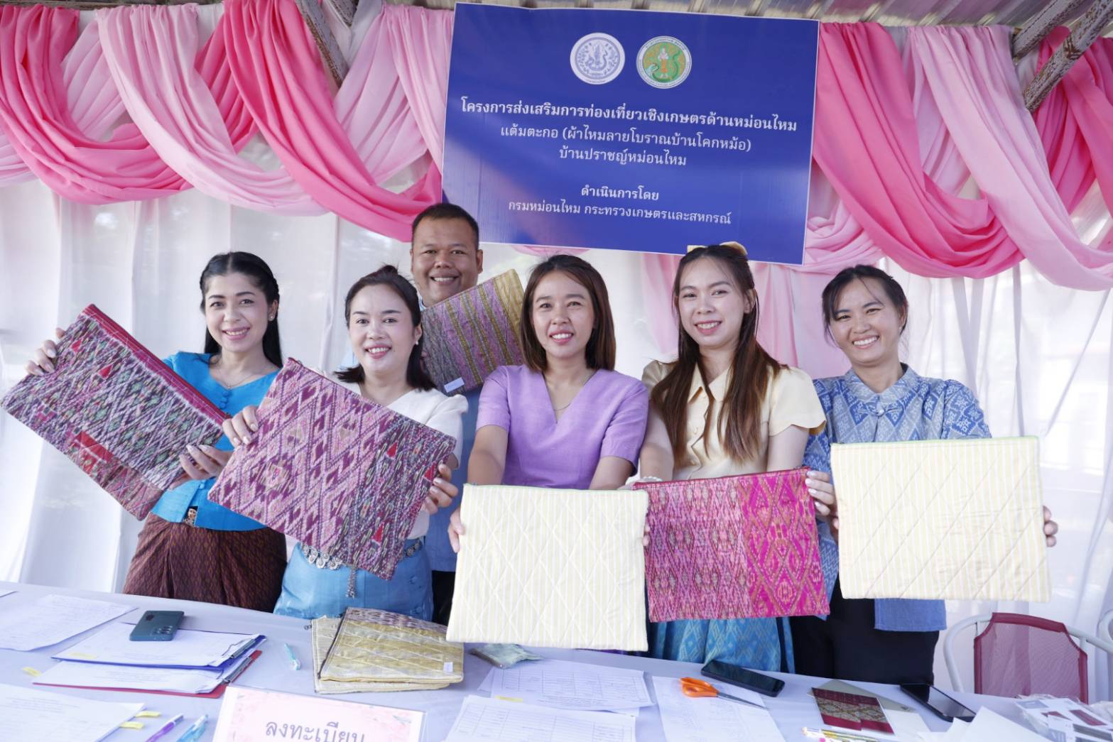 กรมหม่อนไหม เปิดตัวแหล่งท่องเที่ยวเชิงเกษตรด้านหม่อนไหม “แต้มตะกอ” ผ้าไหมลายโบราณบ้านโคกหม้อจ.อุทัยธานี สร้างรายได้และอนุรักษ์ภูมิปัญญาท้องถิ่น พร้อมถ่ายทอดองค์ความรู้การปลูกหม่อนเลี้ยงไหม และการทอผ้าไหมไทยให้กับนักท่องเที่ยวและชุมชนอย่างยั่งยืน 5 S 3900290