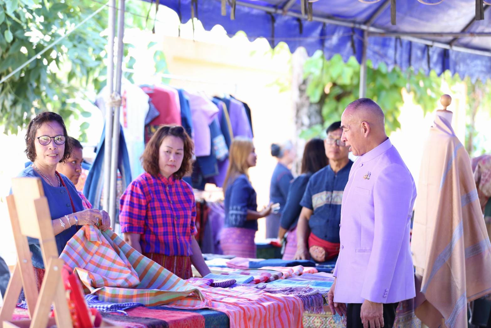 กรมหม่อนไหม เปิดตัวแหล่งท่องเที่ยวเชิงเกษตรด้านหม่อนไหม “แต้มตะกอ” ผ้าไหมลายโบราณบ้านโคกหม้อจ.อุทัยธานี สร้างรายได้และอนุรักษ์ภูมิปัญญาท้องถิ่น พร้อมถ่ายทอดองค์ความรู้การปลูกหม่อนเลี้ยงไหม และการทอผ้าไหมไทยให้กับนักท่องเที่ยวและชุมชนอย่างยั่งยืน 6 S 3900306