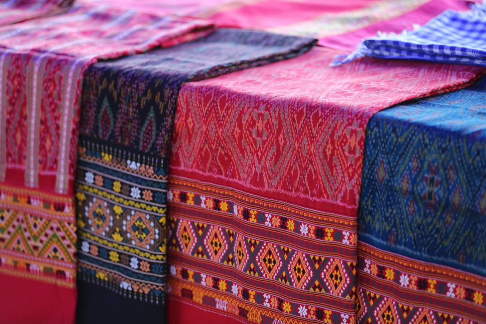 กรมหม่อนไหม เปิดตัวแหล่งท่องเที่ยวเชิงเกษตรด้านหม่อนไหม “แต้มตะกอ” ผ้าไหมลายโบราณบ้านโคกหม้อจ.อุทัยธานี สร้างรายได้และอนุรักษ์ภูมิปัญญาท้องถิ่น พร้อมถ่ายทอดองค์ความรู้การปลูกหม่อนเลี้ยงไหม และการทอผ้าไหมไทยให้กับนักท่องเที่ยวและชุมชนอย่างยั่งยืน 8 S 3900316