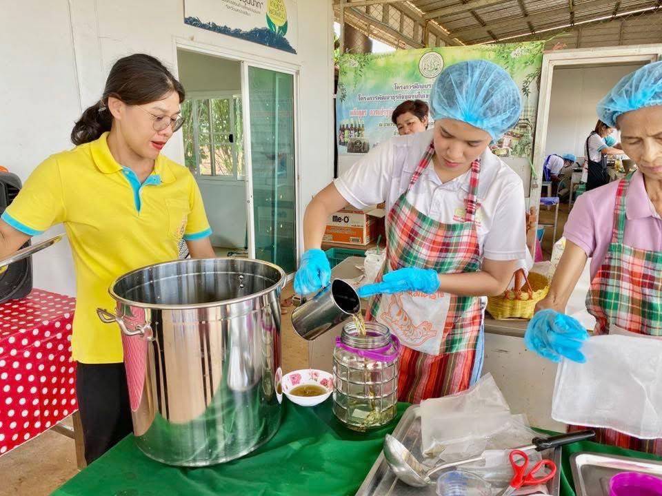 กรมหม่อนไหม เดินหน้ายกระดับเกษตรกรผู้ปลูกหม่อนเลี้ยงไหม หนุนแปรรูปสร้างมูลค่าเพิ่มสู่ตลาดยุคดิจิทัล 6 S 3907914