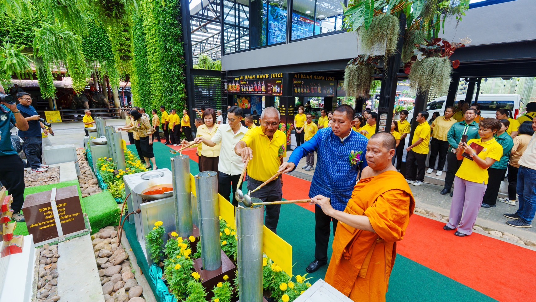 สวนนงนุชพัทยา จัดงานหล่อเทียนเข้าพรรษาเป็นประเพณีอันดีงามที่ปวงชนชาวไทยยึดถือปฏิบัติสืบต่อกันมา เพื่อถวายเป็นพุทธบูชา 9 วัด 9วัน 8 S 5768392