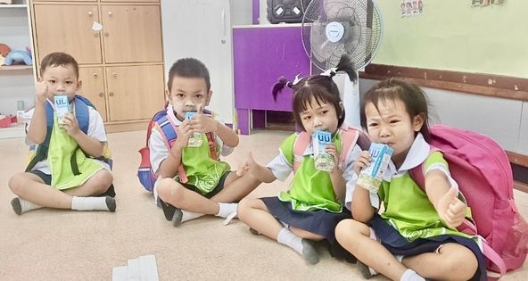 อธิบดีกรมส่งเสริมสหกรณ์ ลั่นนักเรียนต้องได้ดื่มนมคุณภาพ พร้อมร่วมมือหน่วยงานที่เกี่ยวข้องปรับวิธีการจัดการนมทั้งระบบ สร้างความยั่งยืนแก่อาชีพเลี้ยงโคนมเกษตรกรไทย 7 S 90677307