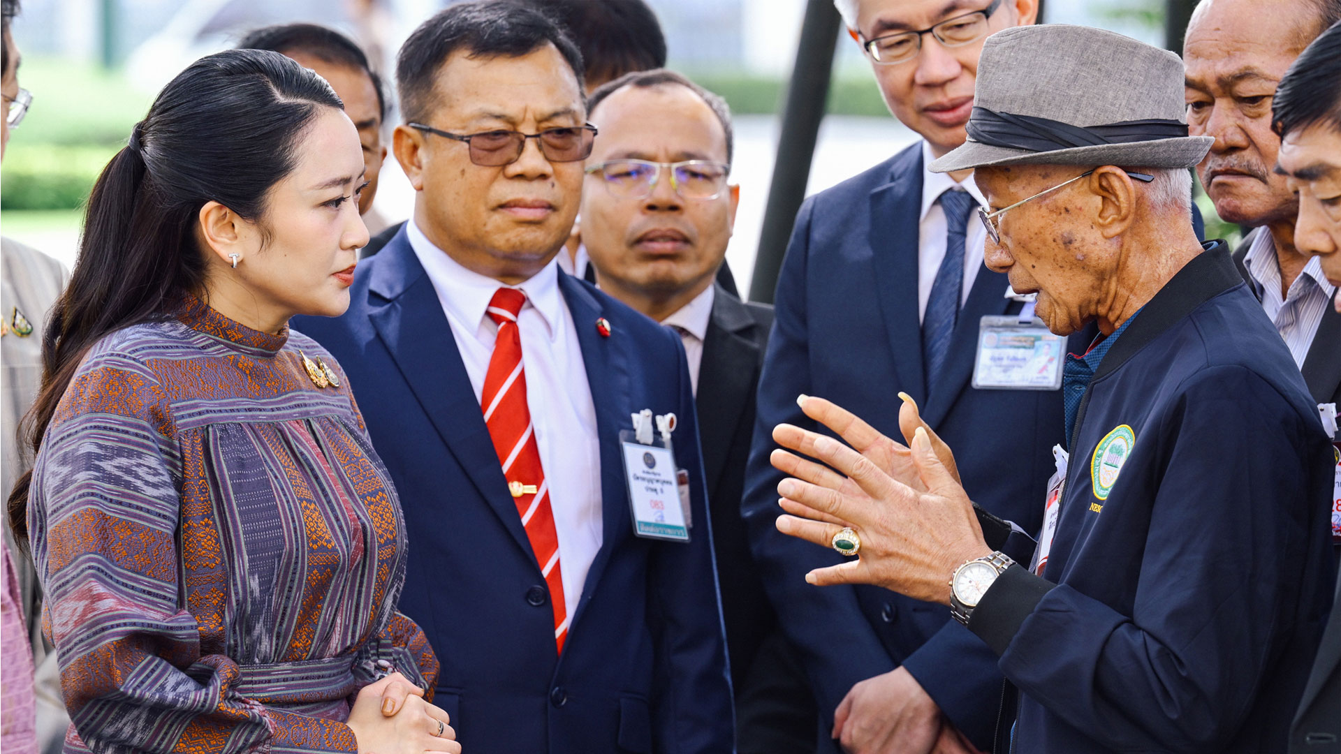 นายกรัฐมนตรีพบชาวไร่อ้อย รับข้อเสนอราคาอ้อย มอบ รมว.อุตสาหกรรม แก้ปัญหาราคา 1 นายกฯ2