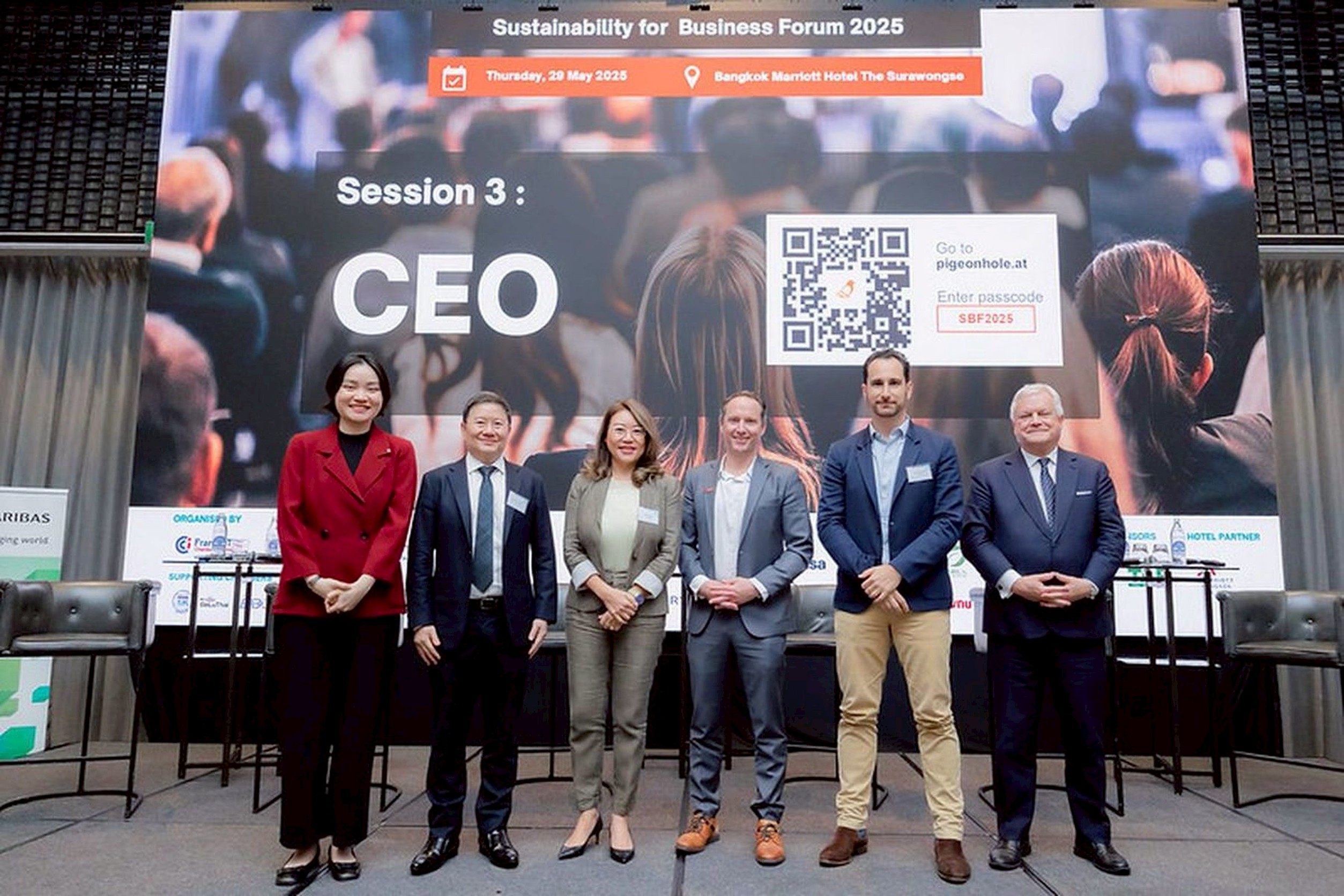 ซินเจนทา ชูบทบาทผู้นำนวัตกรรมการเกษตรเผยกลยุทธ์การขับเคลื่อนเกษตรกรรมไทยสู่อนาคตที่ยั่งยืนบนเวที “Sustainability for Business Forum 2025” 5 ผู้บริหารถ่ายภาพร่วมกัน