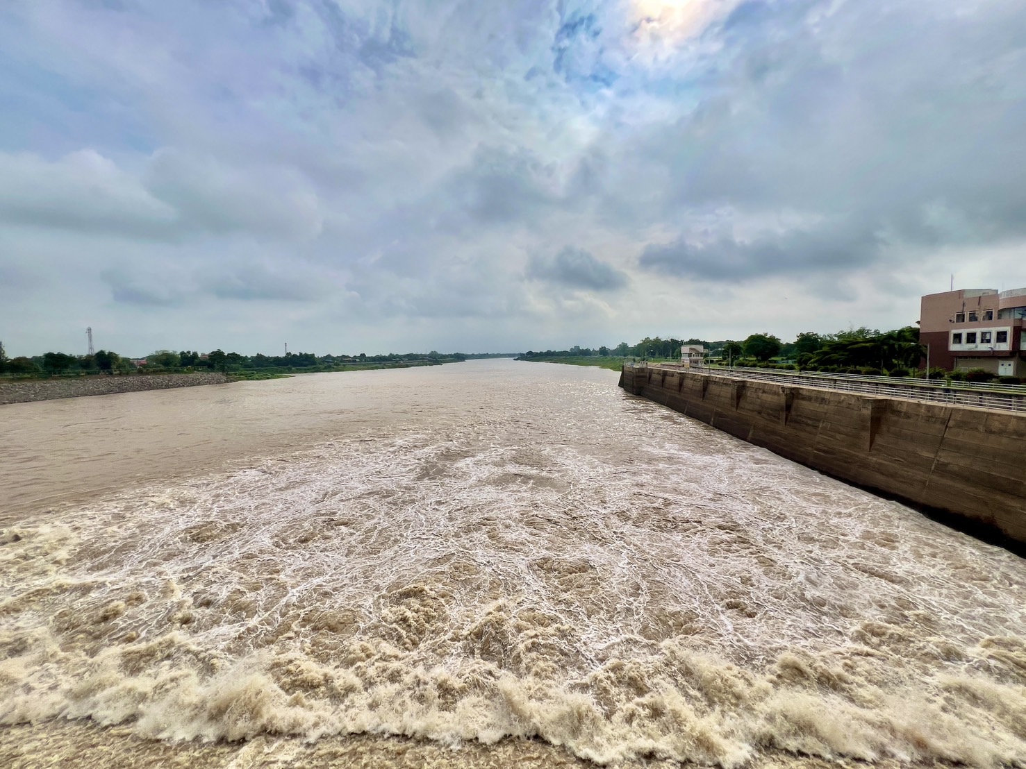 ฝนตอนบนลดลง กรมชลฯ ปรับลดการระบาย ลดผลกระทบท้ายเขื่อนพร้อมเฝ้าระวังสถานการณ์อย่างใกล้ชิด 2 ภาพชป1