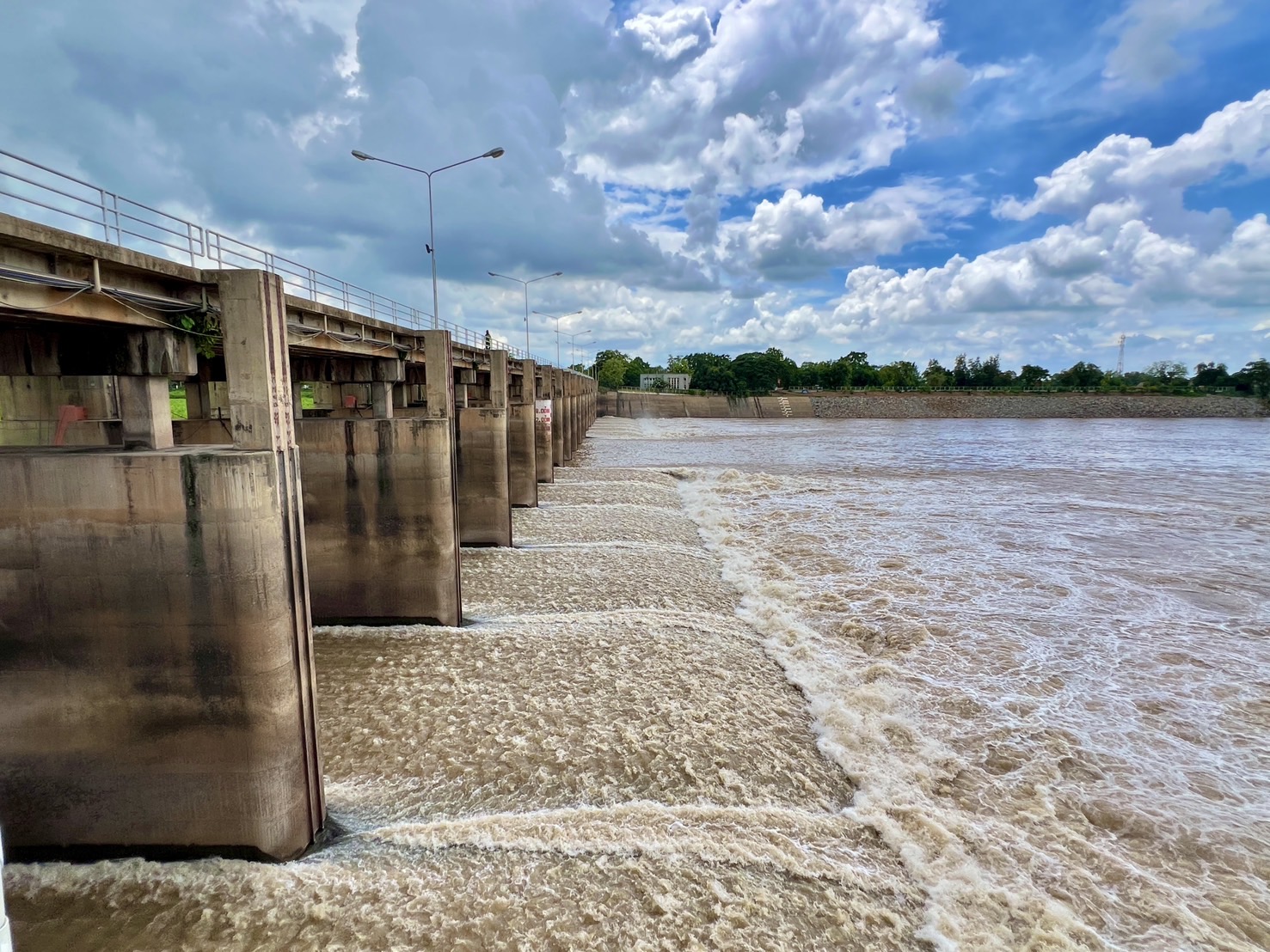 ฝนตอนบนลดลง กรมชลฯ ปรับลดการระบาย ลดผลกระทบท้ายเขื่อนพร้อมเฝ้าระวังสถานการณ์อย่างใกล้ชิด 3 ภาพชป2