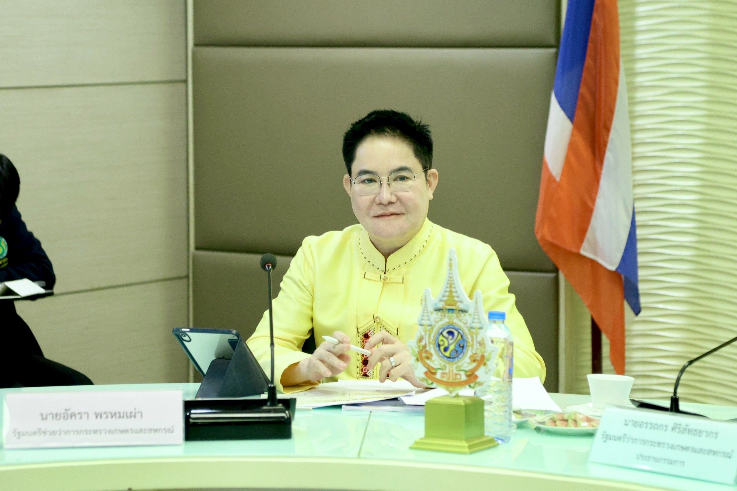 “รมว.อรรถกร” ประชุมวางแผนเตรียมรับมือผลผลิตลำไยออกกระจุกตัวในช่วงก.ค.- ส.ค. นี้ กำชับประสาน “ก.พาณิชย์ - ก.แรงงาน” ร่วมบูรณาการมุ่งกระจายผลผลิตออกสู่ตลาด พร้อมเร่งแก้ปัญหาขาดแคลนแรงงาน 2 1275922