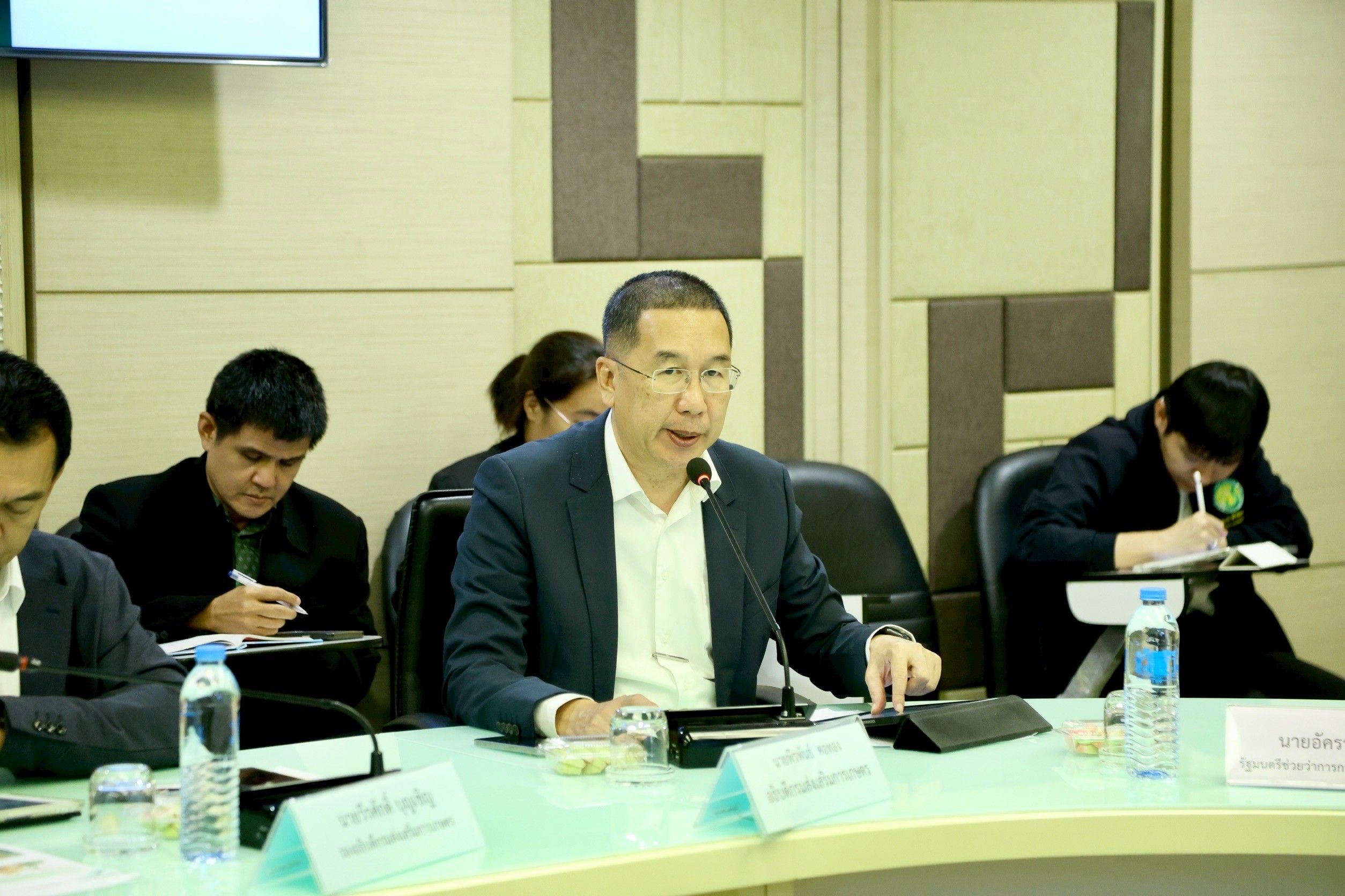 “รมว.อรรถกร” ประชุมวางแผนเตรียมรับมือผลผลิตลำไยออกกระจุกตัวในช่วงก.ค.- ส.ค. นี้ กำชับประสาน “ก.พาณิชย์ - ก.แรงงาน” ร่วมบูรณาการมุ่งกระจายผลผลิตออกสู่ตลาด พร้อมเร่งแก้ปัญหาขาดแคลนแรงงาน 4 1275925