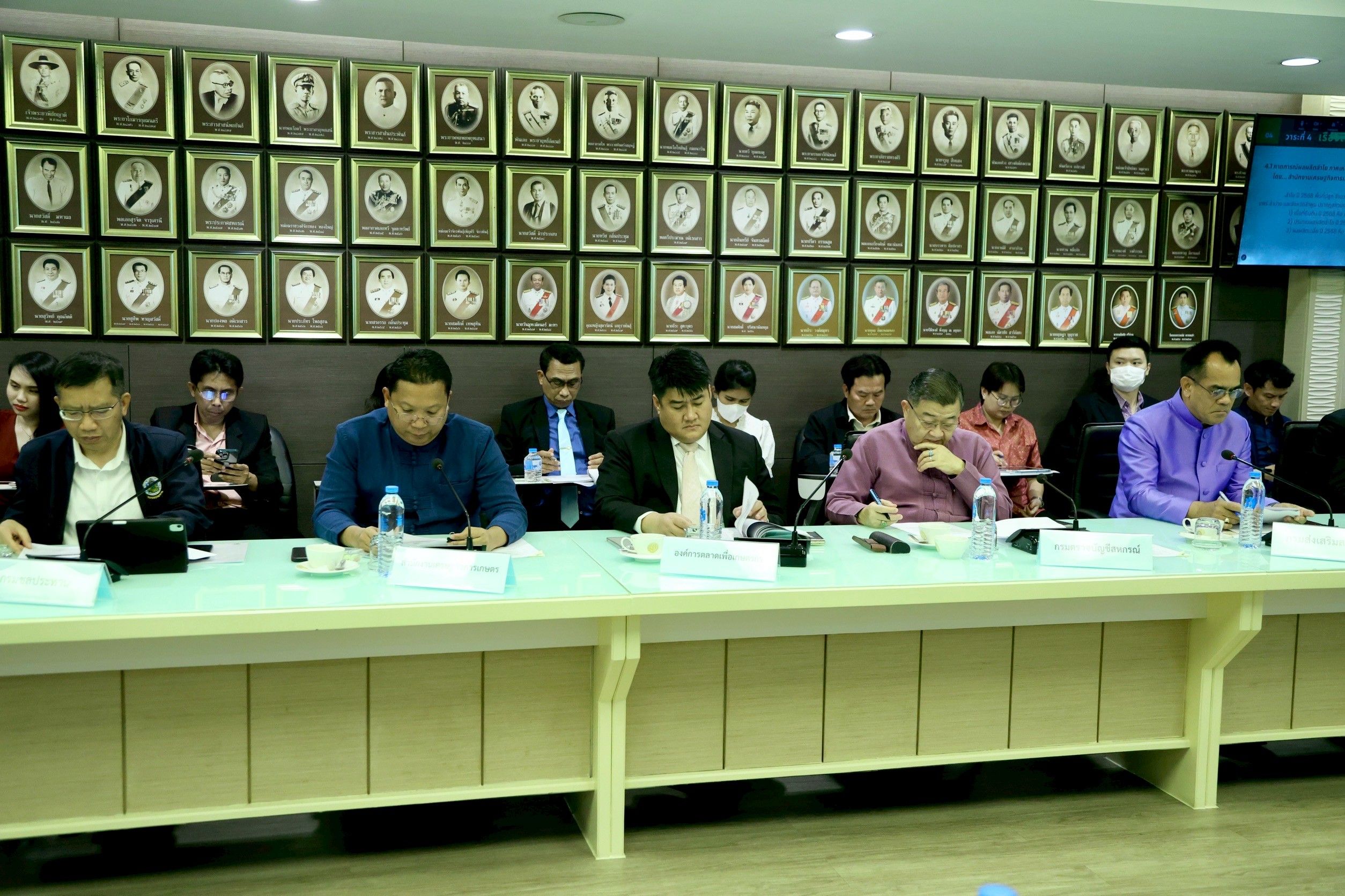 “รมว.อรรถกร” ประชุมวางแผนเตรียมรับมือผลผลิตลำไยออกกระจุกตัวในช่วงก.ค.- ส.ค. นี้ กำชับประสาน “ก.พาณิชย์ - ก.แรงงาน” ร่วมบูรณาการมุ่งกระจายผลผลิตออกสู่ตลาด พร้อมเร่งแก้ปัญหาขาดแคลนแรงงาน 5 1275926