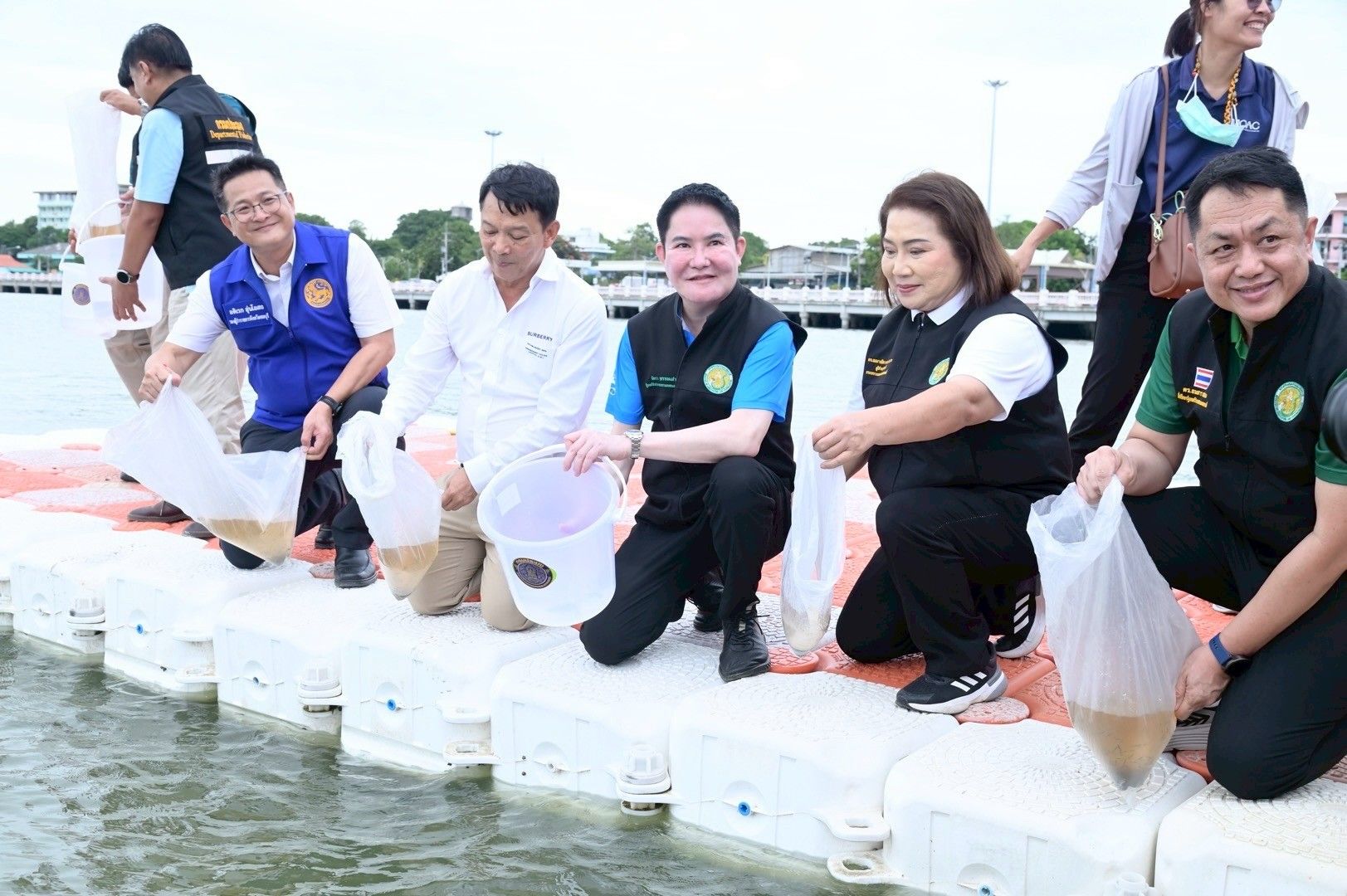 รมช.อัครา ลุยชลบุรีดัน 1277493