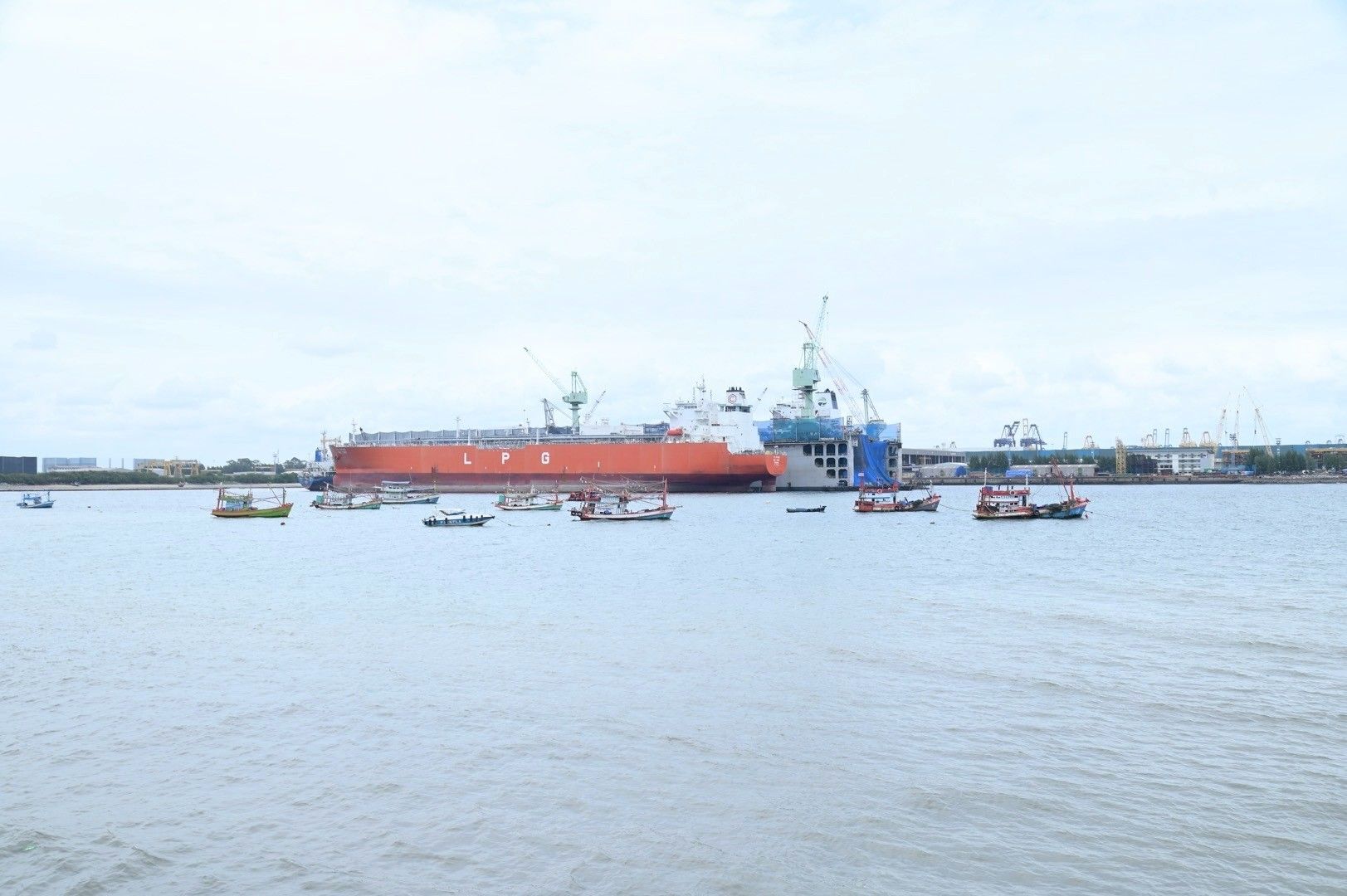 รมช.อัครา ลงพื้นที่พบปะกลุ่มชาวประมง จ.ชลบุรี เร่งแก้ปัญหาสะพานท่าเรือ พร้อมส่งเสริมการเพาะเลี้ยงสัตว์น้ำ เน้นอนุรักษ์ทรัพยากรธรรมชาติและสร้างรายได้ให้ชาวประมงอย่างยั่งยืน 4 1279190