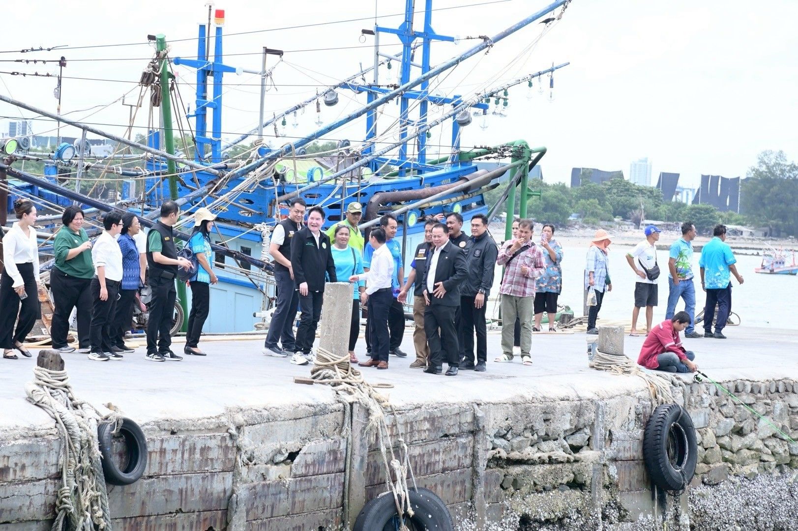 รมช.อัครา ลงพื้นที่พบปะกลุ่มชาวประมง จ.ชลบุรี เร่งแก้ปัญหาสะพานท่าเรือ พร้อมส่งเสริมการเพาะเลี้ยงสัตว์น้ำ เน้นอนุรักษ์ทรัพยากรธรรมชาติและสร้างรายได้ให้ชาวประมงอย่างยั่งยืน 6 1279194