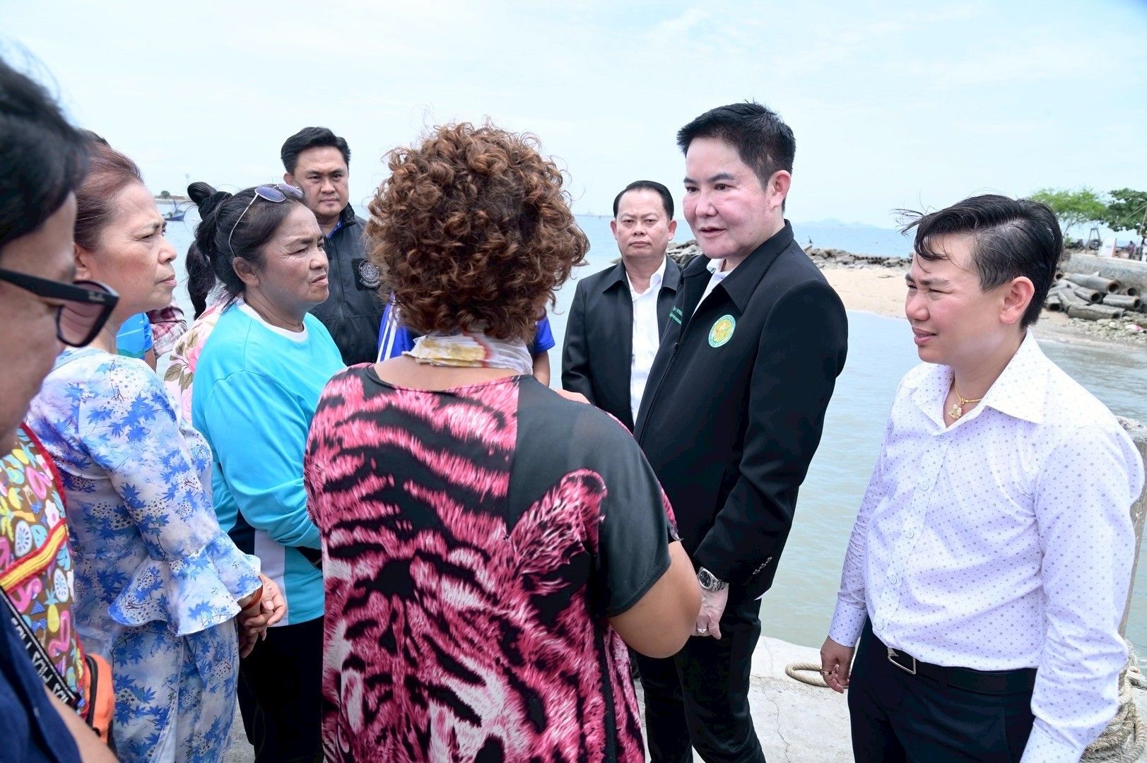 รมช.อัครา ลงพื้นที่พบปะกลุ่มชาวประมง จ.ชลบุรี เร่งแก้ปัญหาสะพานท่าเรือ พร้อมส่งเสริมการเพาะเลี้ยงสัตว์น้ำ เน้นอนุรักษ์ทรัพยากรธรรมชาติและสร้างรายได้ให้ชาวประมงอย่างยั่งยืน 8 1279197