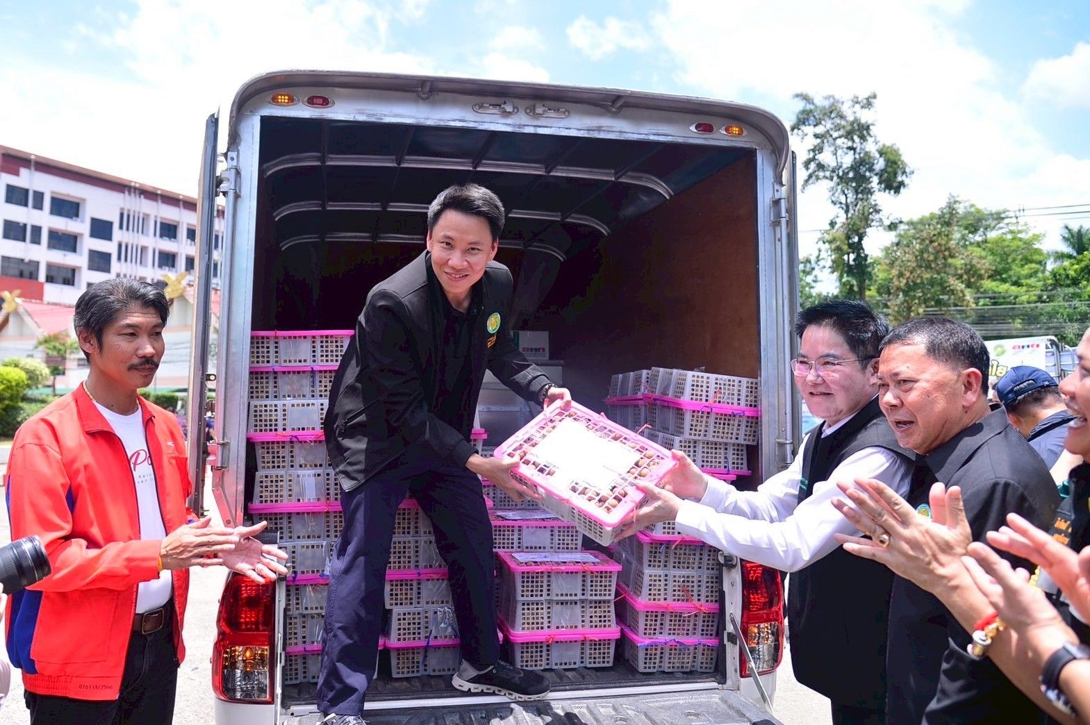 “รมว.อรรถกร” นำทีมเกษตรฯ เปิดงานรวมพลคนลำไย วาง 3 มาตรการใหญ่แก้ลำไยล้นตลาด เตรียมทุ่มงบ 1,000 ล้าน พัฒนาผลผลิตคุณภาพสูง เพิ่มรายได้ให้เกษตรกร 8 จังหวัดภาคเหนือ 9 1288472