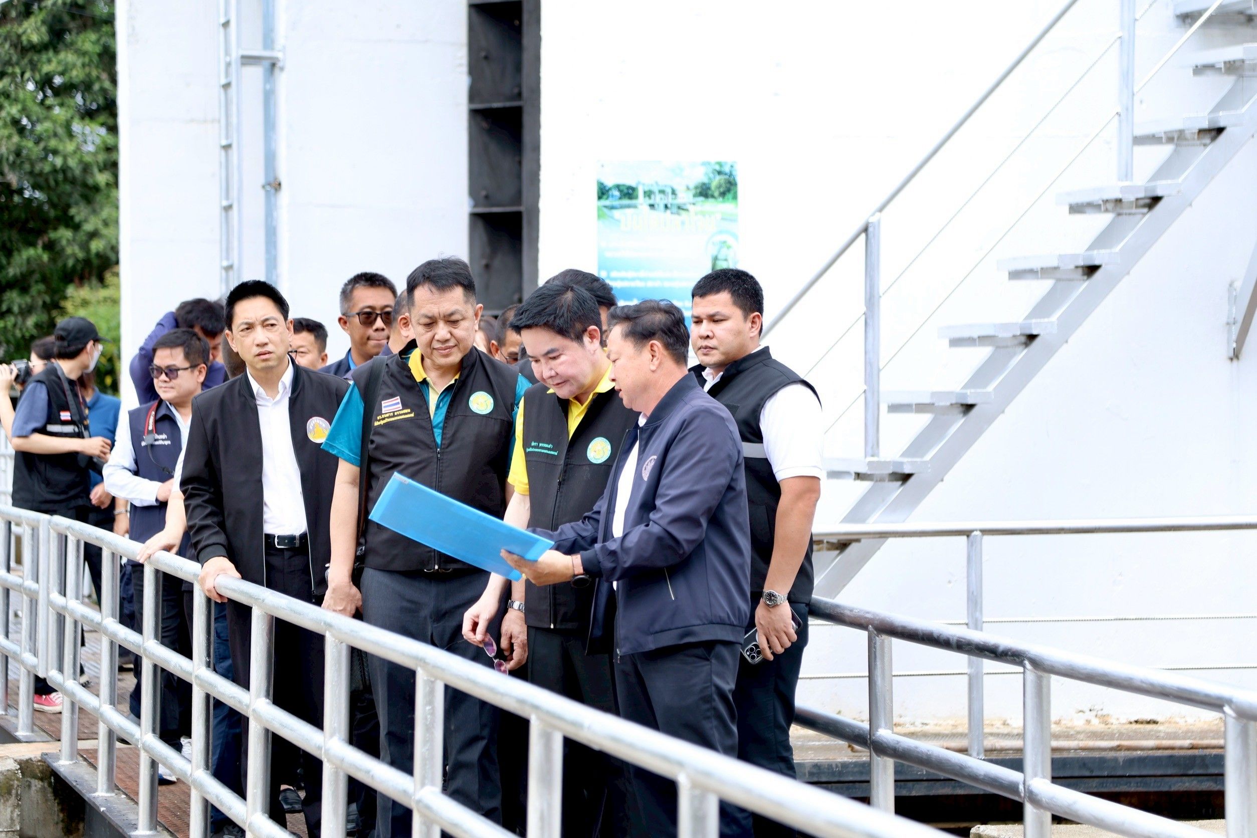 รมช.อัครา ลุยพะเยา มอบนโยบายพลิกโฉมเกษตรไทย ใช้บางระกำโมเดล สู้ภัยโลกเดือดพร้อมลงพื้นที่เยี่ยมประชาชนในพื้นที่ประสบอุทกภัย 5 1294239