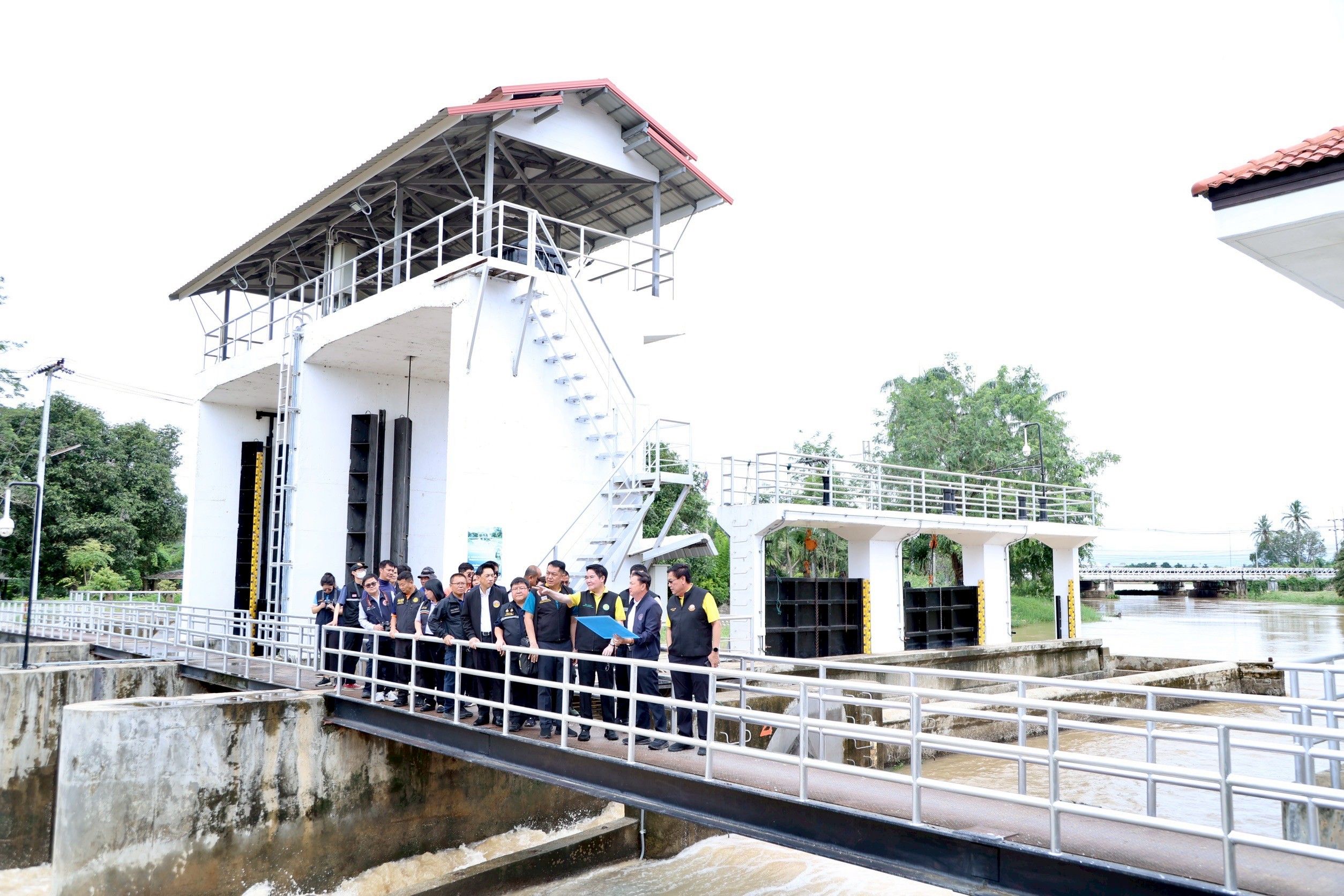 รมช.อัครา ลุยพะเยา มอบนโยบายพลิกโฉมเกษตรไทย ใช้บางระกำโมเดล สู้ภัยโลกเดือดพร้อมลงพื้นที่เยี่ยมประชาชนในพื้นที่ประสบอุทกภัย 6 1294240