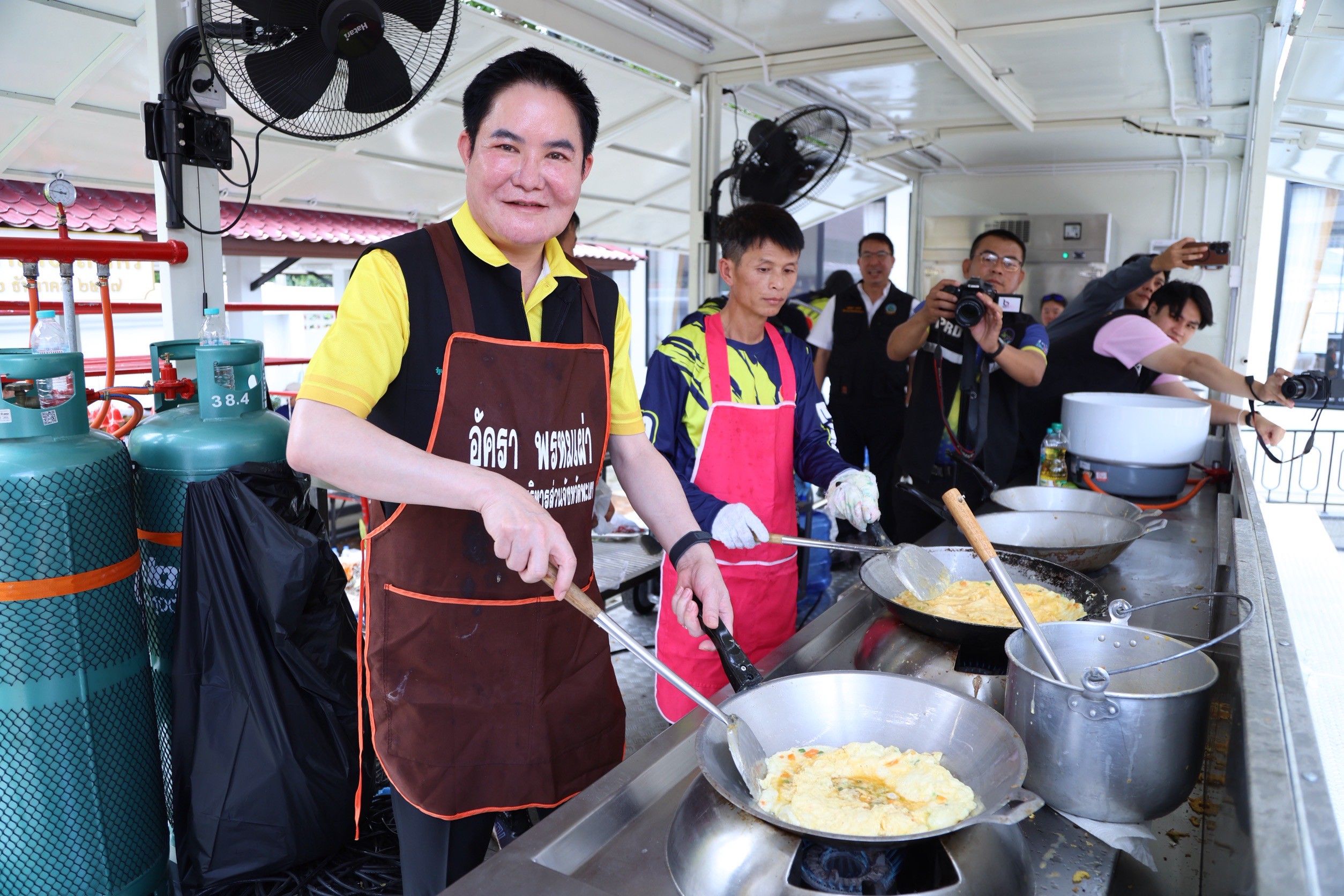 รมช.อัครา ลุยพะเยา มอบนโยบายพลิกโฉมเกษตรไทย ใช้บางระกำโมเดล สู้ภัยโลกเดือดพร้อมลงพื้นที่เยี่ยมประชาชนในพื้นที่ประสบอุทกภัย 15 1294262