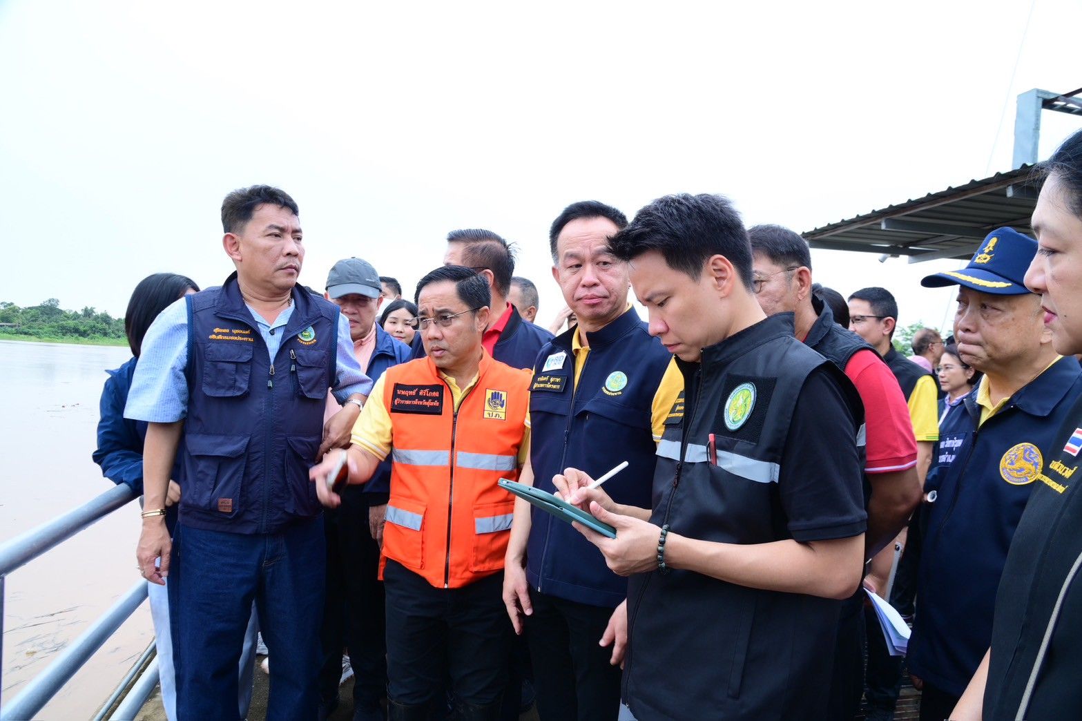 “รมว.อรรถกร” ลุยสุโขทัย ตรวจจุดเสี่ยงน้ำท่วมลุ่มน้ำยม สั่ง กรมชลฯ เร่งระบายน้ำ เสริมแนวตลิ่ง รับมือมวลน้ำเหนือจากพายุ “วิภา” ป้องกันผลกระทบพื้นที่เกษตรและเขตเมือง 3 1295949