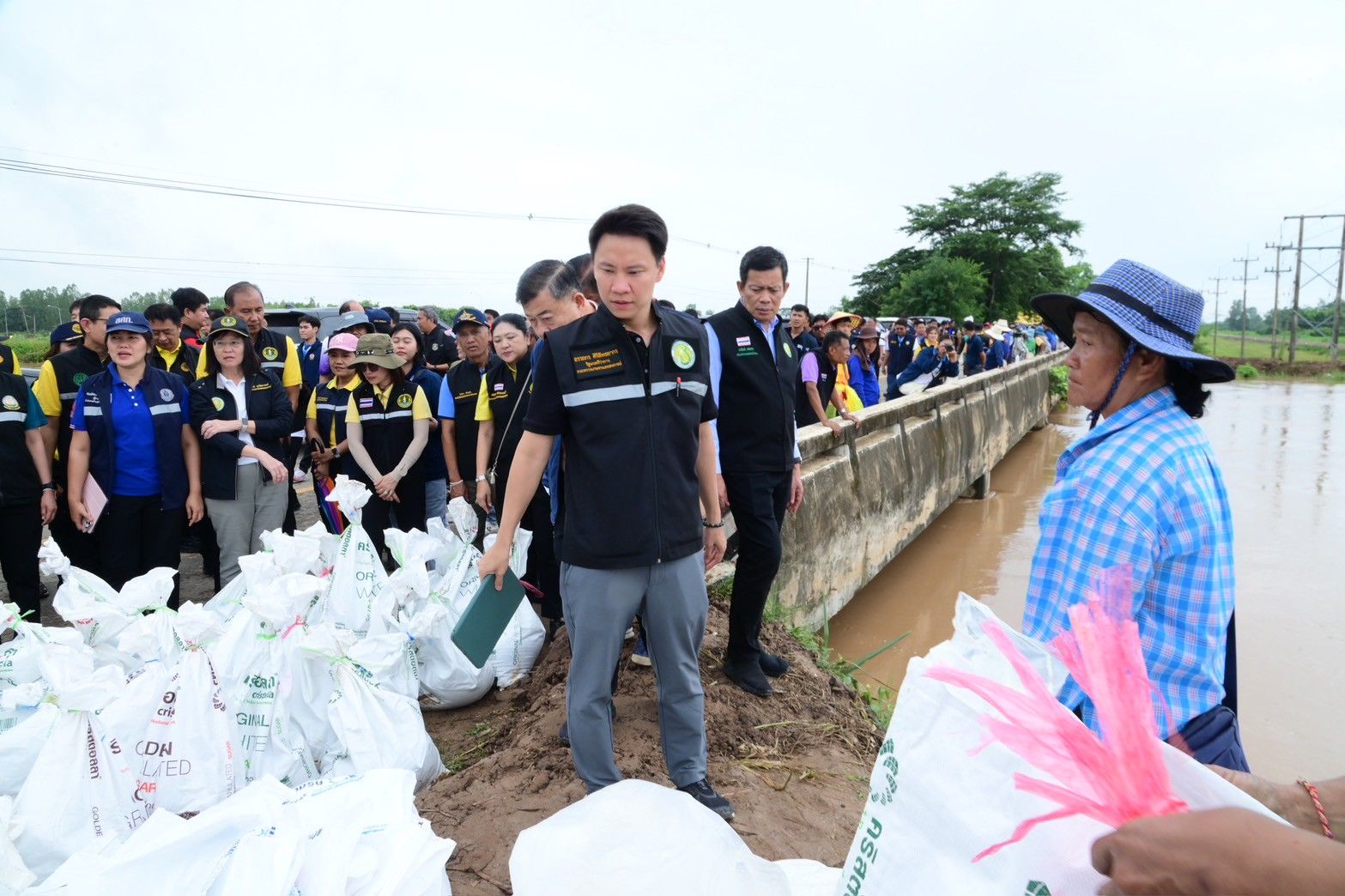 “รมว.อรรถกร” ลุยสุโขทัย ตรวจจุดเสี่ยงน้ำท่วมลุ่มน้ำยม สั่ง กรมชลฯ เร่งระบายน้ำ เสริมแนวตลิ่ง รับมือมวลน้ำเหนือจากพายุ “วิภา” ป้องกันผลกระทบพื้นที่เกษตรและเขตเมือง 4 1295962
