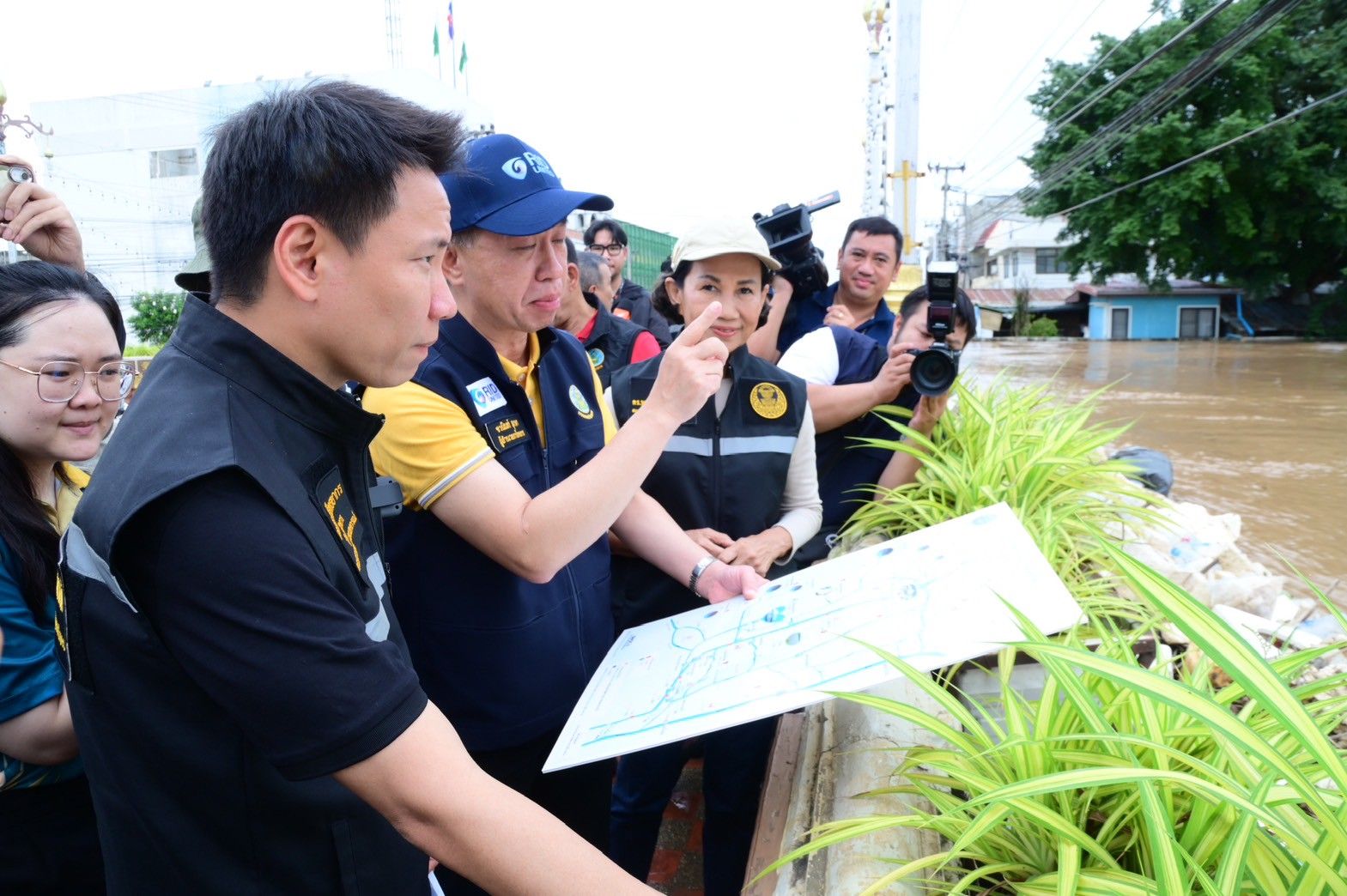 “รมว.อรรถกร” ลุยสุโขทัย ตรวจจุดเสี่ยงน้ำท่วมลุ่มน้ำยม สั่ง กรมชลฯ เร่งระบายน้ำ เสริมแนวตลิ่ง รับมือมวลน้ำเหนือจากพายุ “วิภา” ป้องกันผลกระทบพื้นที่เกษตรและเขตเมือง 7 1296009