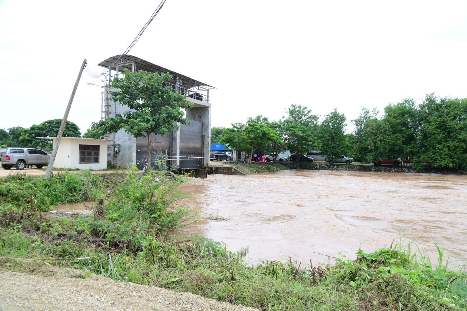 “รมว.อรรถกร” ลุยสุโขทัย ตรวจจุดเสี่ยงน้ำท่วมลุ่มน้ำยม สั่ง กรมชลฯ เร่งระบายน้ำ เสริมแนวตลิ่ง รับมือมวลน้ำเหนือจากพายุ “วิภา” ป้องกันผลกระทบพื้นที่เกษตรและเขตเมือง 10 1296013