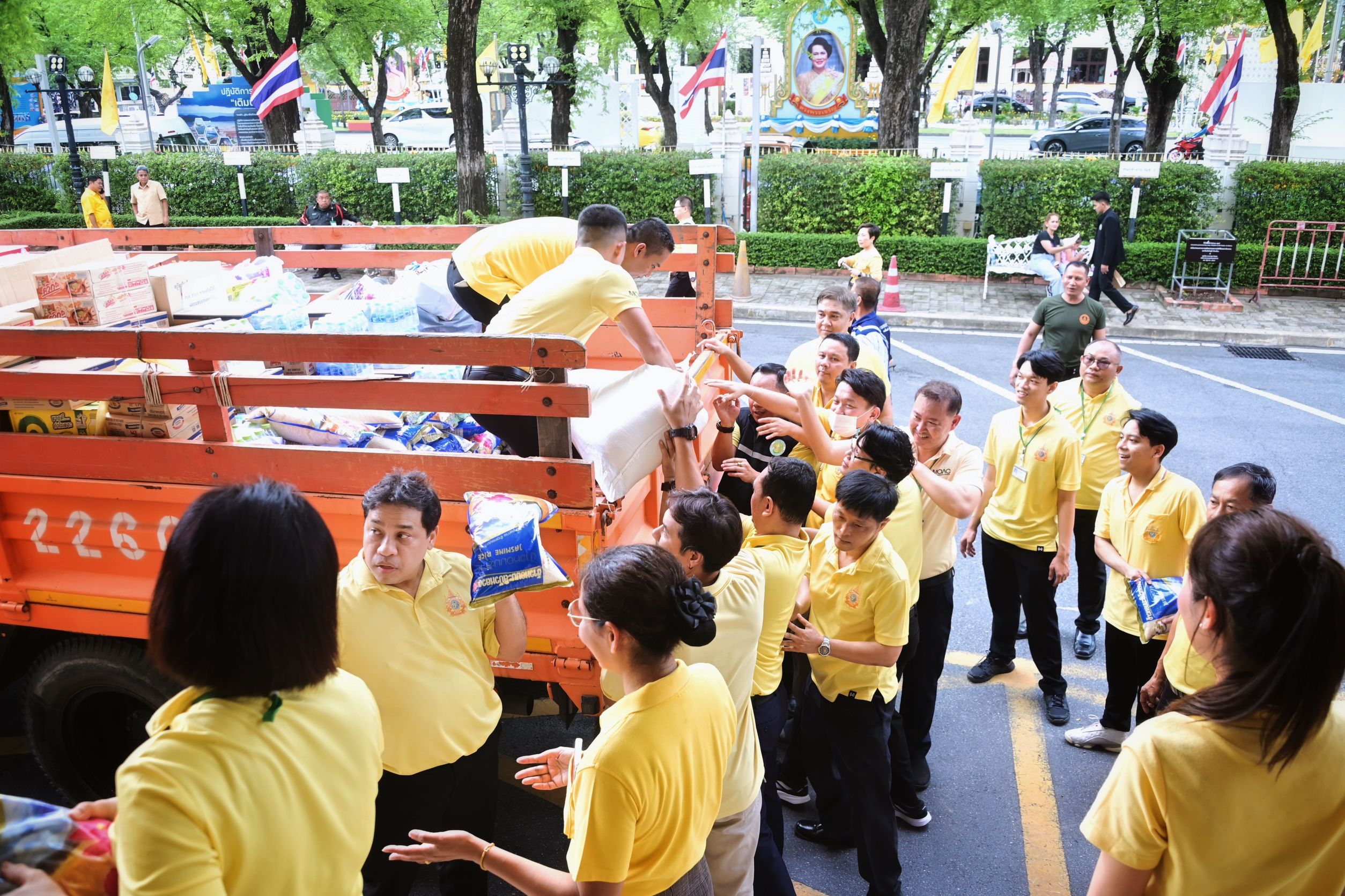 กระทรวงเกษตรฯ ปล่อยขบวนรถสิ่งของบริจาคช่วยเหลือผู้ได้รับผลกระทบจากสถานการณ์ความไม่สงบชายแดนไทย – กัมพูชา 9 1299667