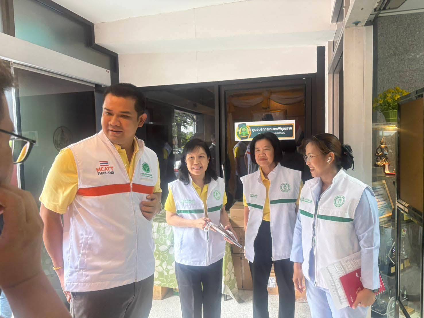 อ.ต.ก.เริ่มมาตรการเยียวยาร่วมกับกระทรวงสาธารณสุข ส่งทีมเยียวยาจิตใจลงพื้นที่ตลาด อ.ต.ก. ให้คำปรึกษาและดูแลจิตใจผู้ได้รับผลกระทบจากเหตุการณ์สะเทือนขวัญบุกกราดยิง พร้อมจัดรถคลายเครียดไว้บริการ 3 180677