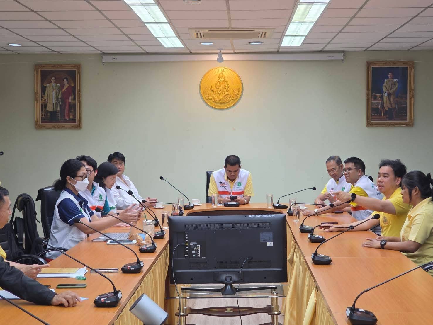 อ.ต.ก.เริ่มมาตรการเยียวยาร่วมกับกระทรวงสาธารณสุข ส่งทีมเยียวยาจิตใจลงพื้นที่ตลาด อ.ต.ก. ให้คำปรึกษาและดูแลจิตใจผู้ได้รับผลกระทบจากเหตุการณ์สะเทือนขวัญบุกกราดยิง พร้อมจัดรถคลายเครียดไว้บริการ 4 180678