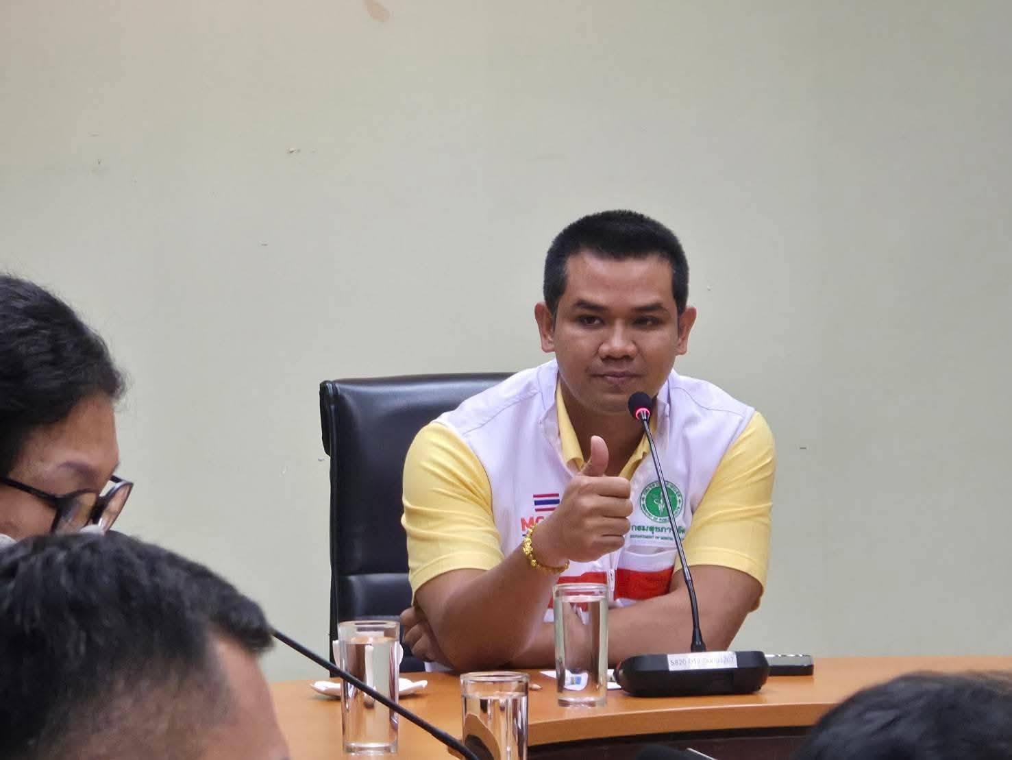 อ.ต.ก.เริ่มมาตรการเยียวยาร่วมกับกระทรวงสาธารณสุข ส่งทีมเยียวยาจิตใจลงพื้นที่ตลาด อ.ต.ก. ให้คำปรึกษาและดูแลจิตใจผู้ได้รับผลกระทบจากเหตุการณ์สะเทือนขวัญบุกกราดยิง พร้อมจัดรถคลายเครียดไว้บริการ 5 180679