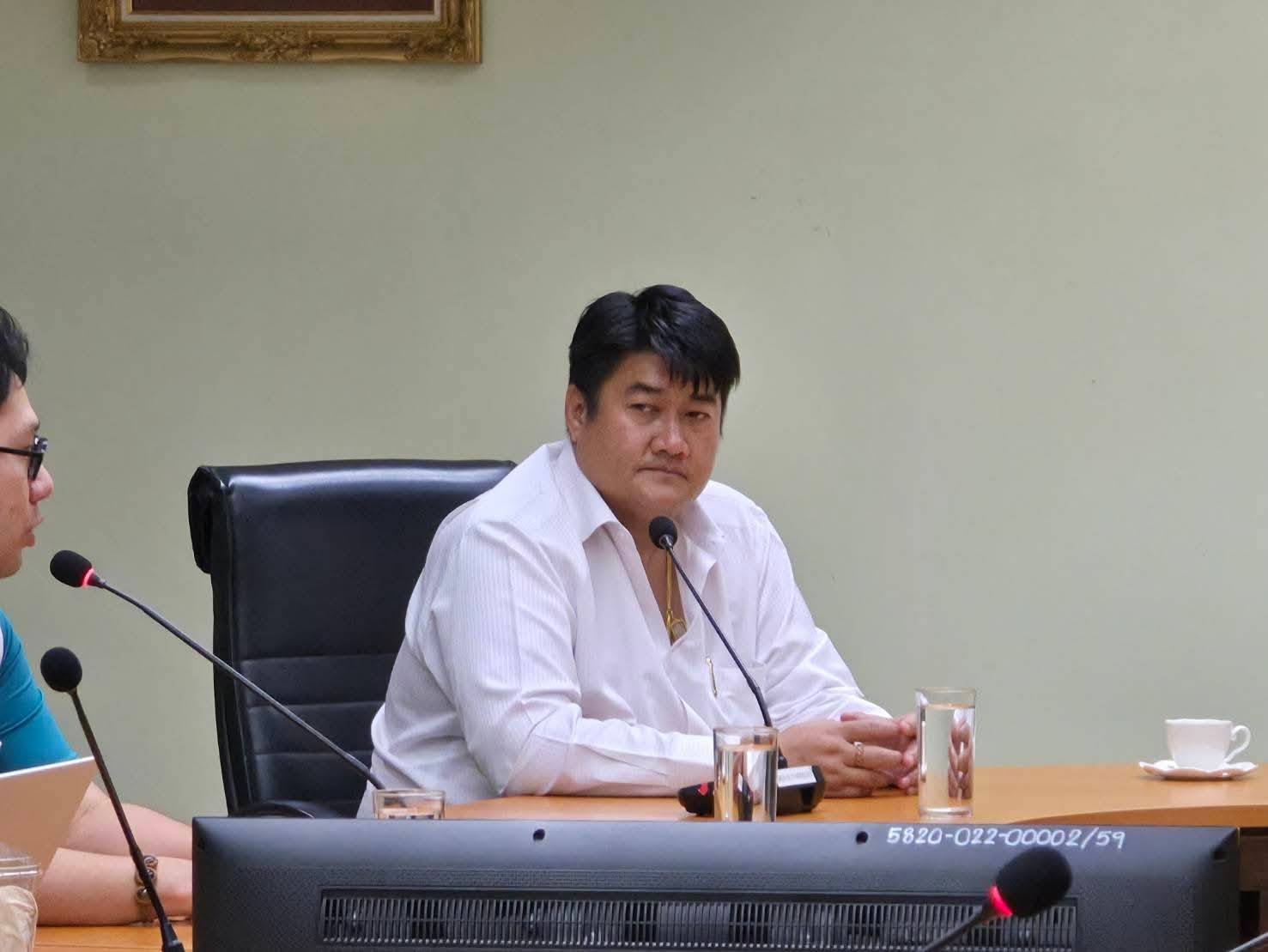 อ.ต.ก.เริ่มมาตรการเยียวยาร่วมกับกระทรวงสาธารณสุข ส่งทีมเยียวยาจิตใจลงพื้นที่ตลาด อ.ต.ก. ให้คำปรึกษาและดูแลจิตใจผู้ได้รับผลกระทบจากเหตุการณ์สะเทือนขวัญบุกกราดยิง พร้อมจัดรถคลายเครียดไว้บริการ 6 180680