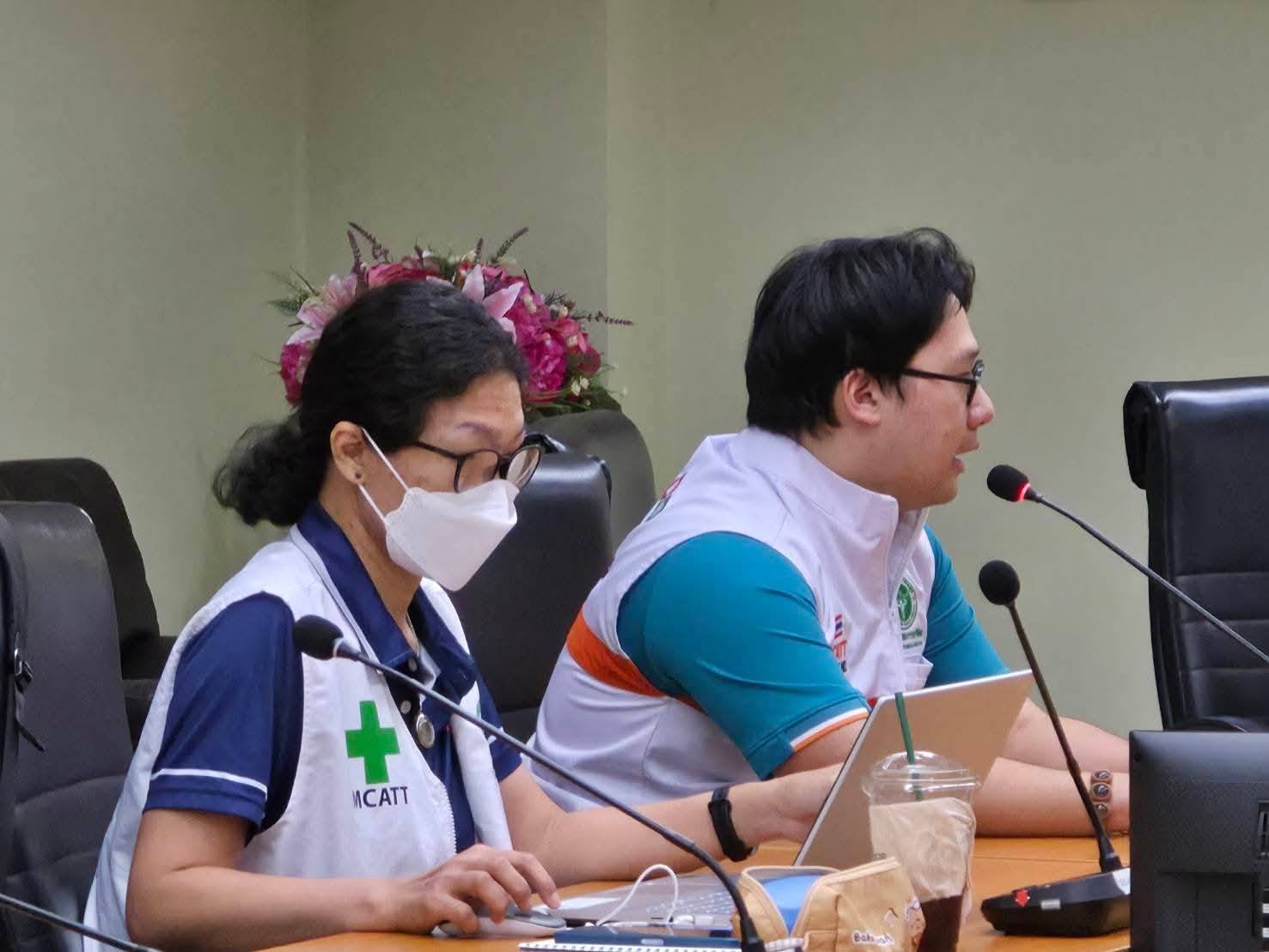 อ.ต.ก.เริ่มมาตรการเยียวยาร่วมกับกระทรวงสาธารณสุข ส่งทีมเยียวยาจิตใจลงพื้นที่ตลาด อ.ต.ก. ให้คำปรึกษาและดูแลจิตใจผู้ได้รับผลกระทบจากเหตุการณ์สะเทือนขวัญบุกกราดยิง พร้อมจัดรถคลายเครียดไว้บริการ 7 180681