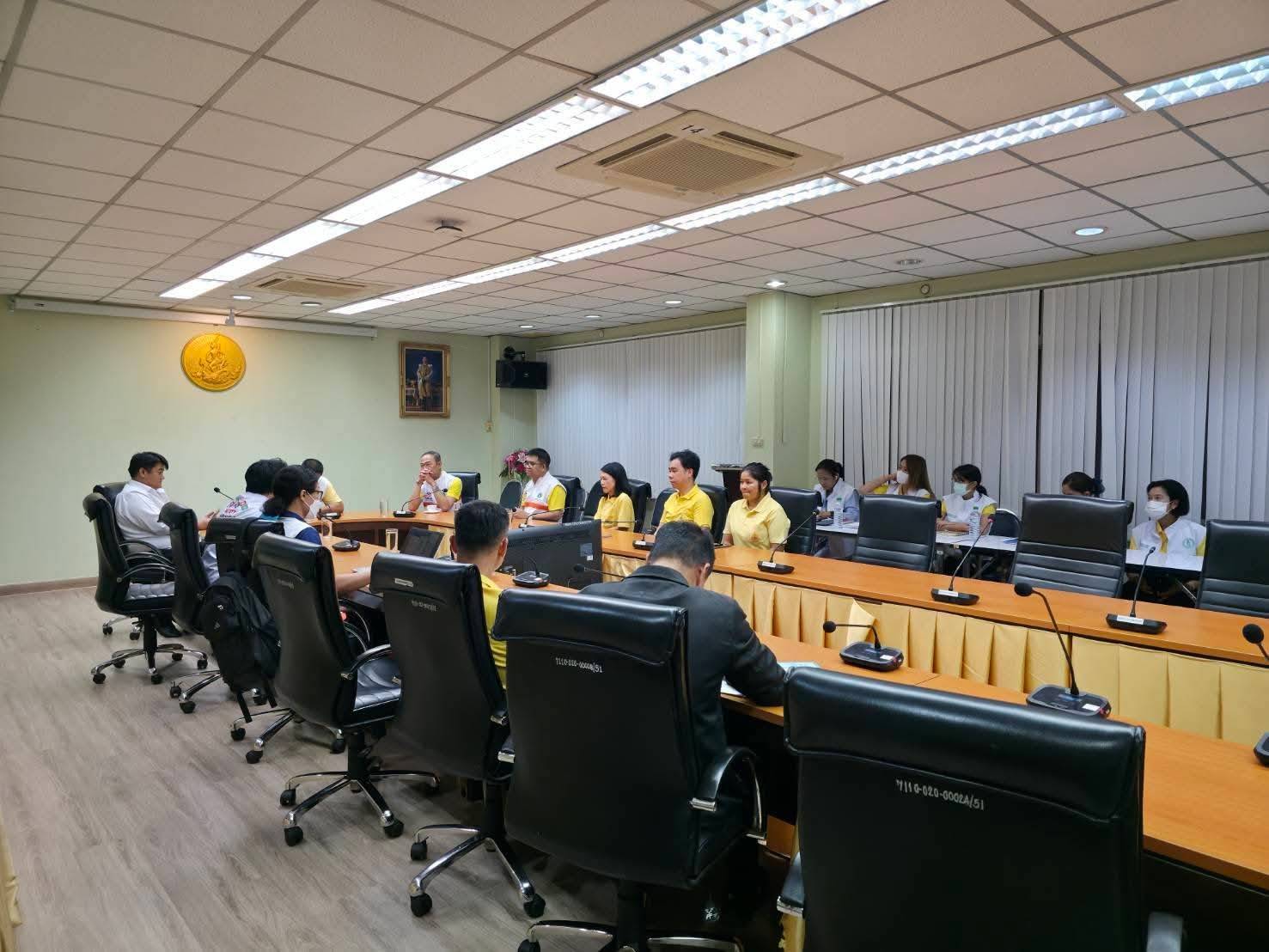 อ.ต.ก.เริ่มมาตรการเยียวยาร่วมกับกระทรวงสาธารณสุข ส่งทีมเยียวยาจิตใจลงพื้นที่ตลาด อ.ต.ก. ให้คำปรึกษาและดูแลจิตใจผู้ได้รับผลกระทบจากเหตุการณ์สะเทือนขวัญบุกกราดยิง พร้อมจัดรถคลายเครียดไว้บริการ 8 180682