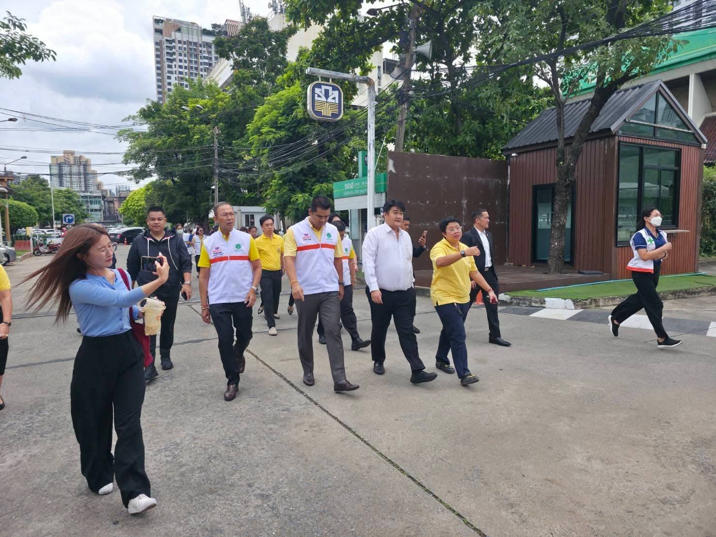 อ.ต.ก.เริ่มมาตรการเยียวยาร่วมกับกระทรวงสาธารณสุข ส่งทีมเยียวยาจิตใจลงพื้นที่ตลาด อ.ต.ก. ให้คำปรึกษาและดูแลจิตใจผู้ได้รับผลกระทบจากเหตุการณ์สะเทือนขวัญบุกกราดยิง พร้อมจัดรถคลายเครียดไว้บริการ 9 180683